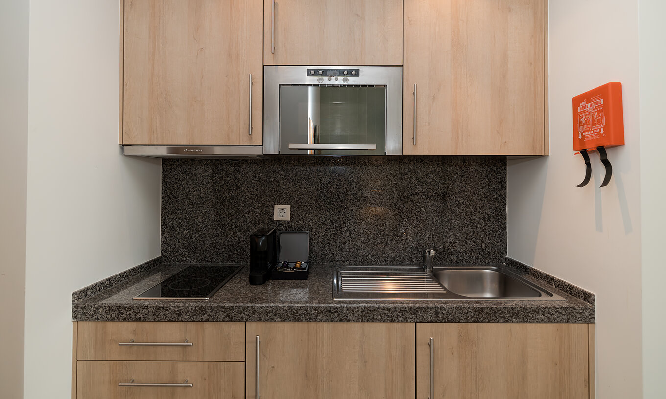 Studio Zeezicht bij Pestana Alvor Beach Villas heeft een kitchenette met fornuis, gootsteen en koffiezetapparaat