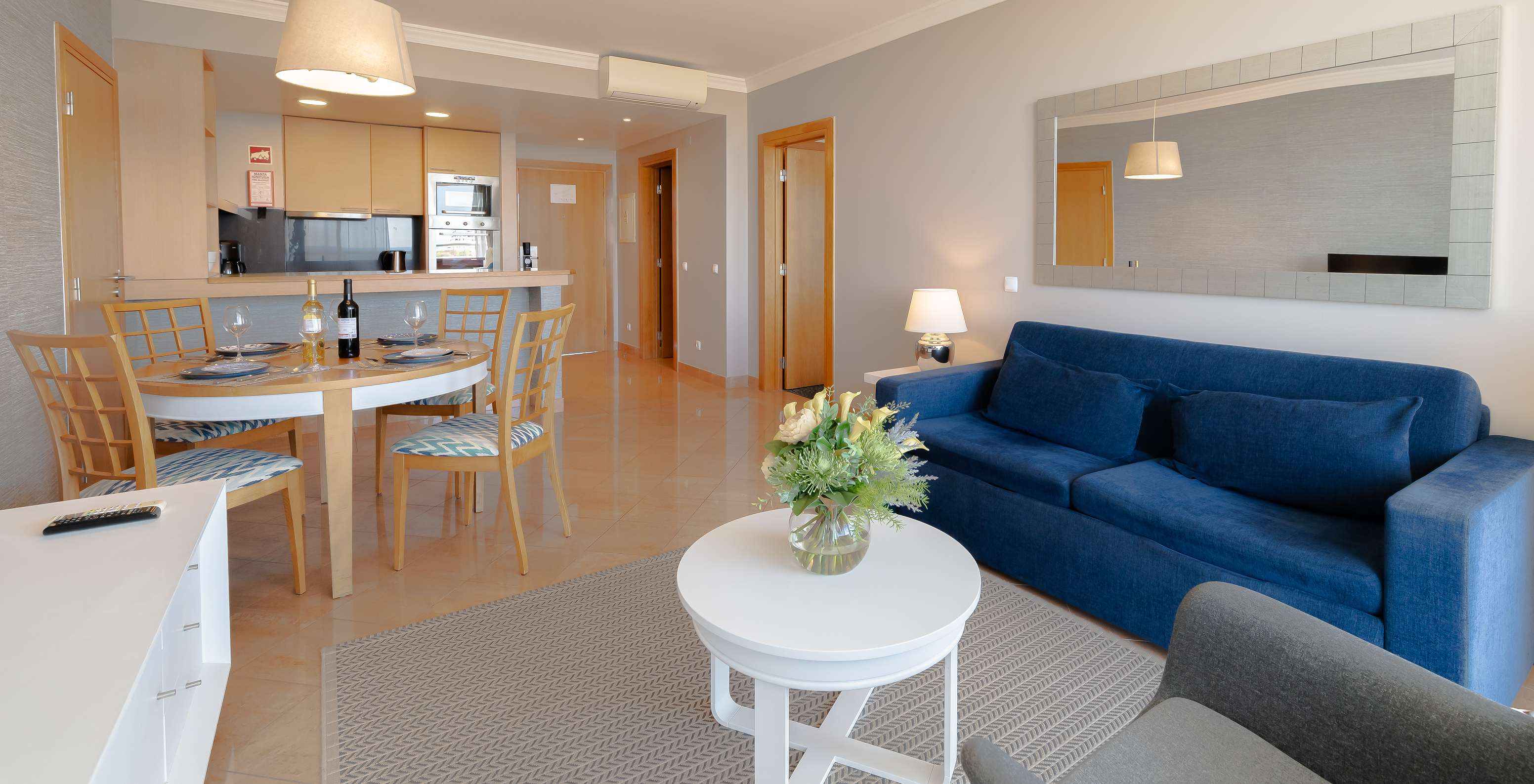 Het T1 - met 1 Kamer Superior van Pestana Alvor Park heeft een woonkamer met bank en aparte slaapkamer