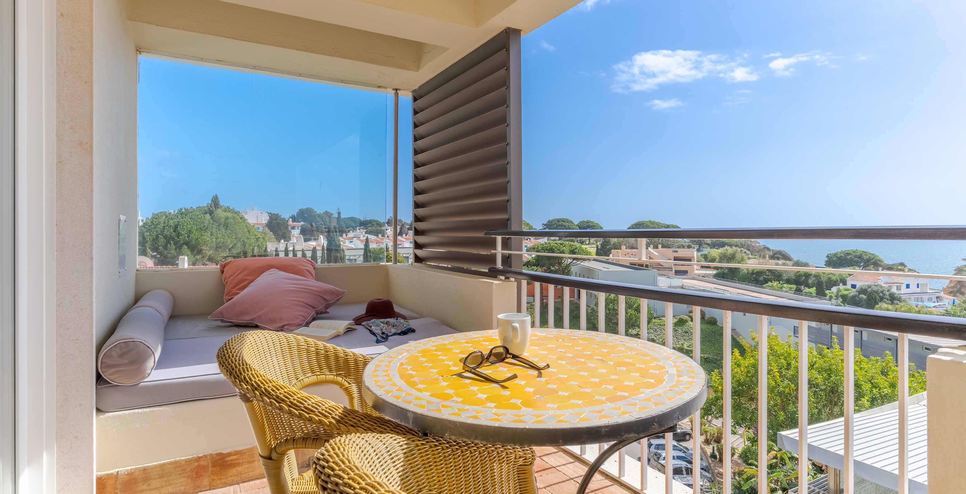 De Suite met uitzicht op de zee van Pestana Alvor Praia heeft balkon met tafel, stoelen en bank met uitzicht op de zee