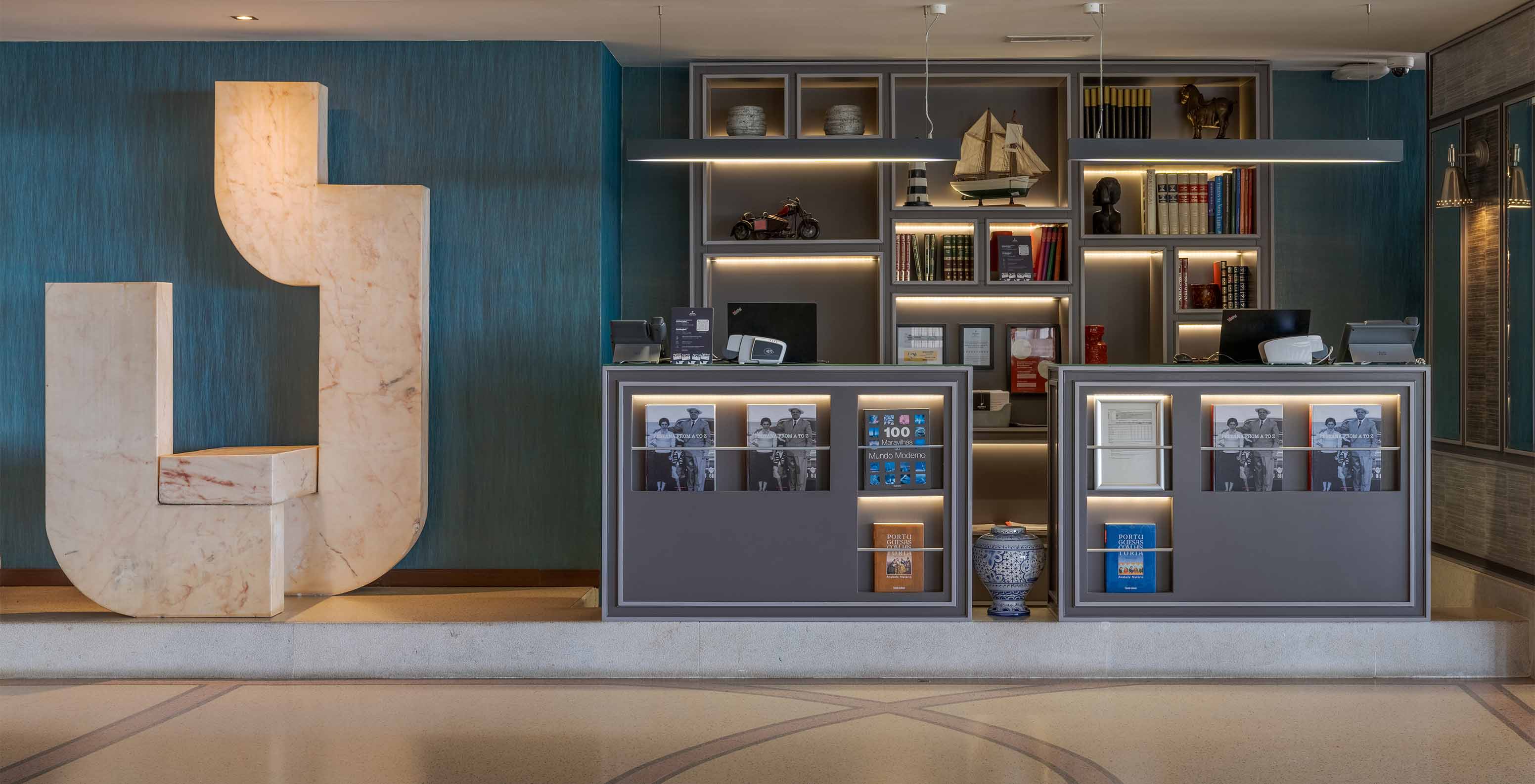 Receptie met elegante decoratie, computers en boeken van Pestana Alvor Praia