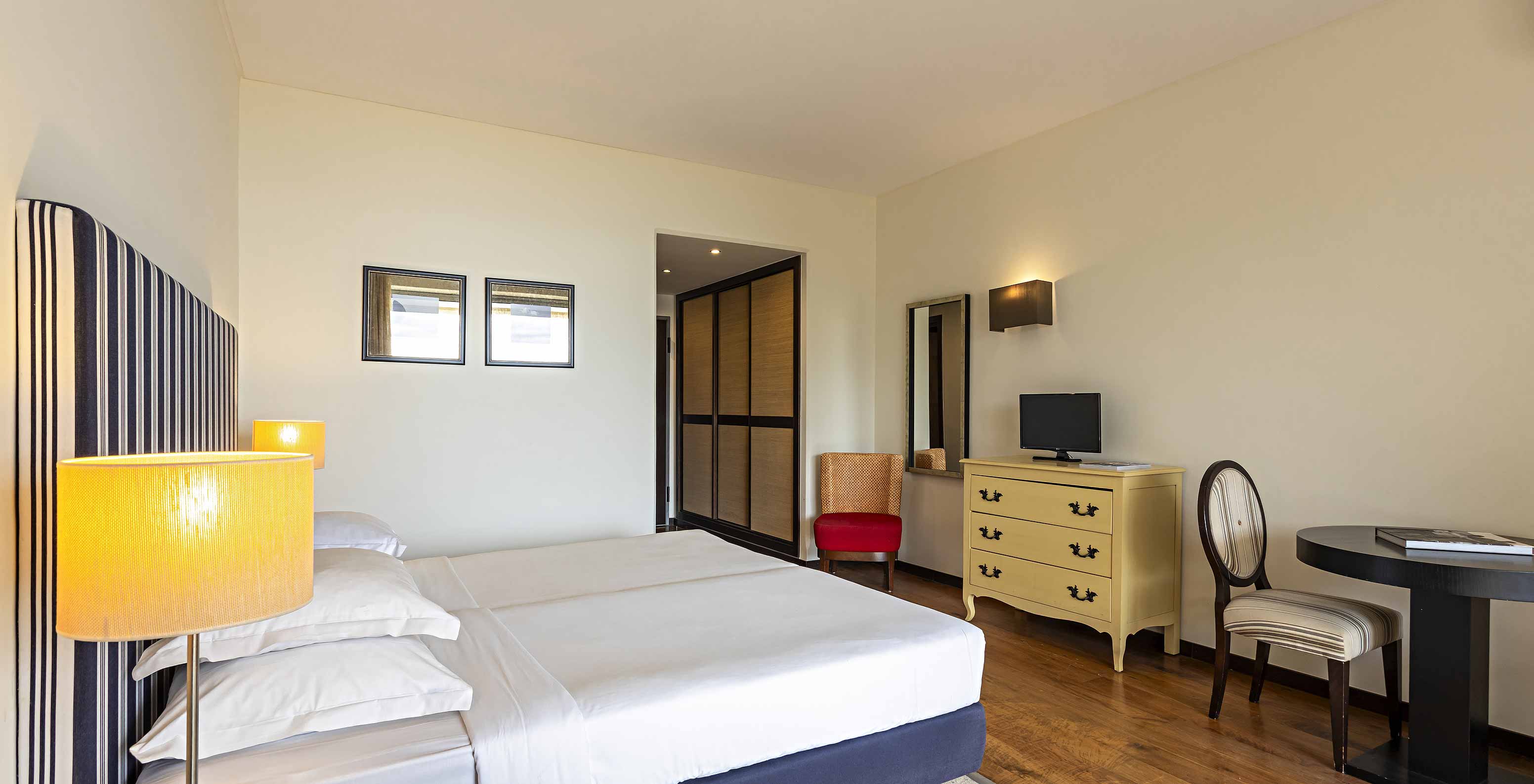 Het Cliff Studio in Pestana Alvor Praia heeft een slaapkamer met een tweepersoonsbed, televisie, spiegel en een kledingkast