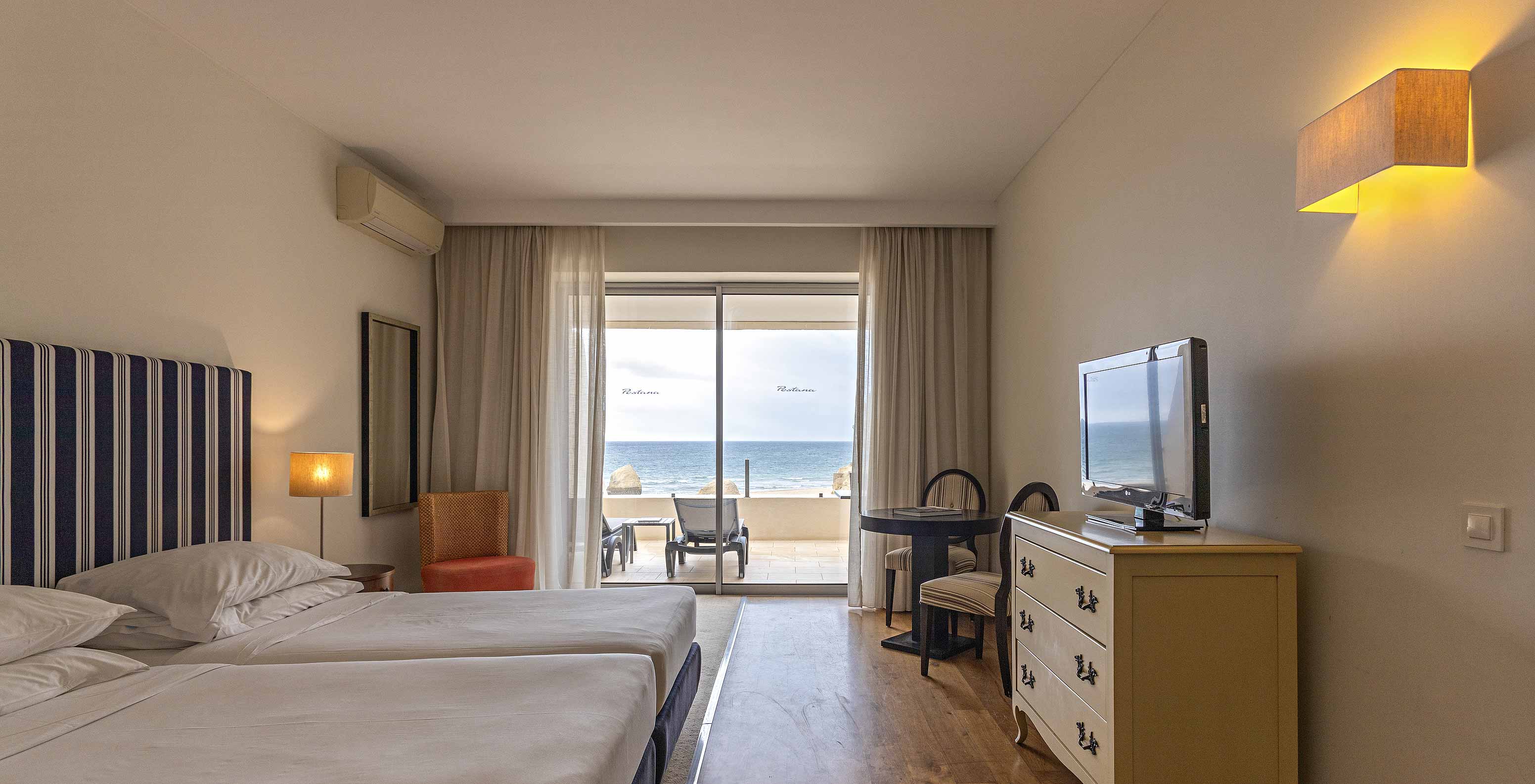 De Cliff Suite T1 in Pestana Alvor Praia heeft een tweepersoonskamer met dressoir, tv en balkon met uitzicht