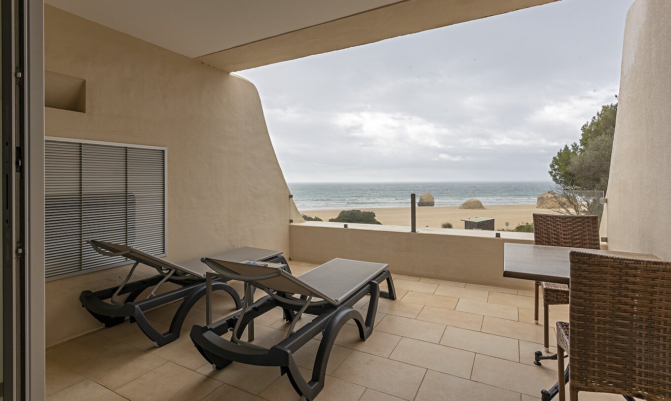 Het Cliff Studio in Pestana Alvor Praia heeft een balkon met twee ligstoelen en uitzicht op het strand