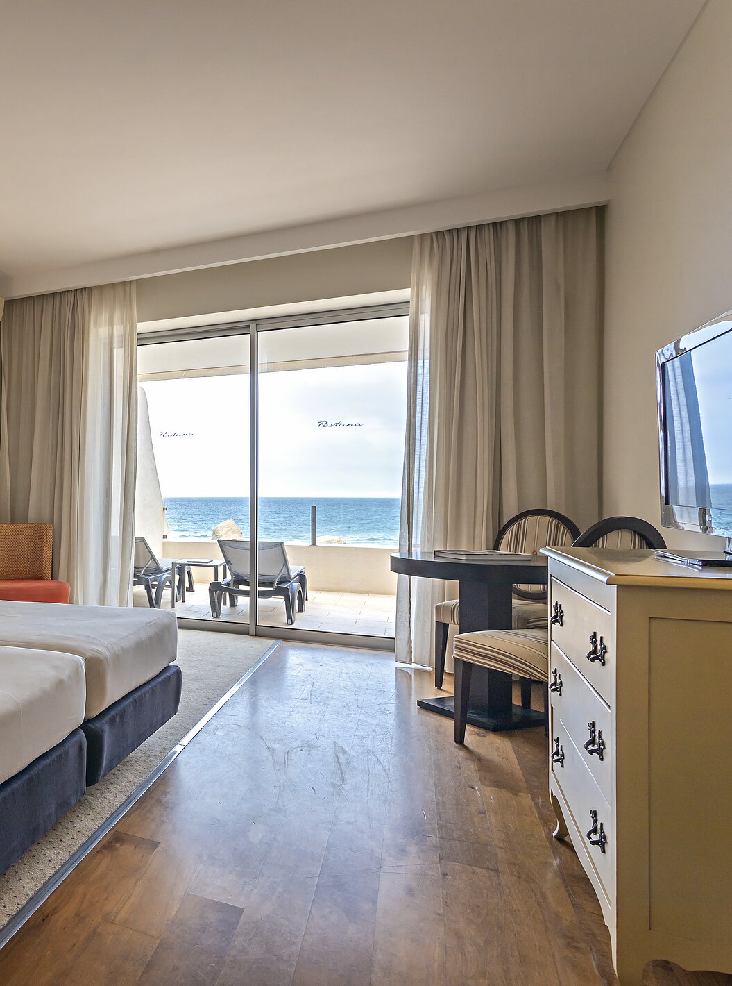 De Cliff Suite T1 bij Pestana Alvor Praia heeft een tweepersoonskamer met een balkon met ligstoelen en uitzicht op zee