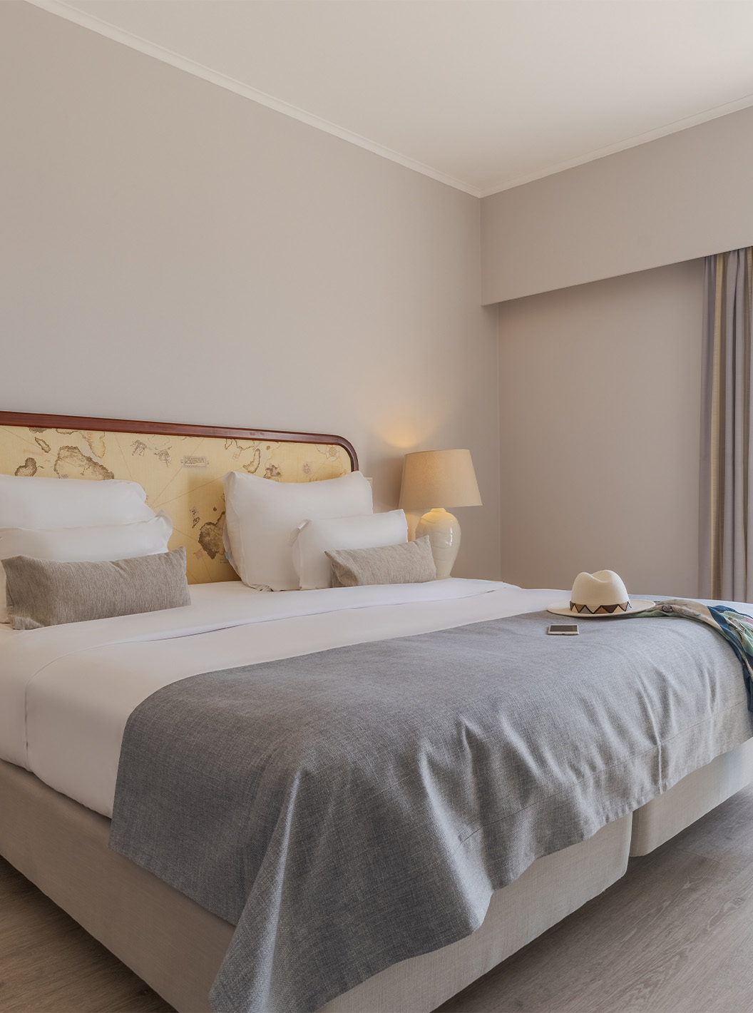 De Suite Luxe met uitzicht op de zee van Pestana Alvor Praia heeft tweepersoonsbed, nachtkastje met lamp en ramen