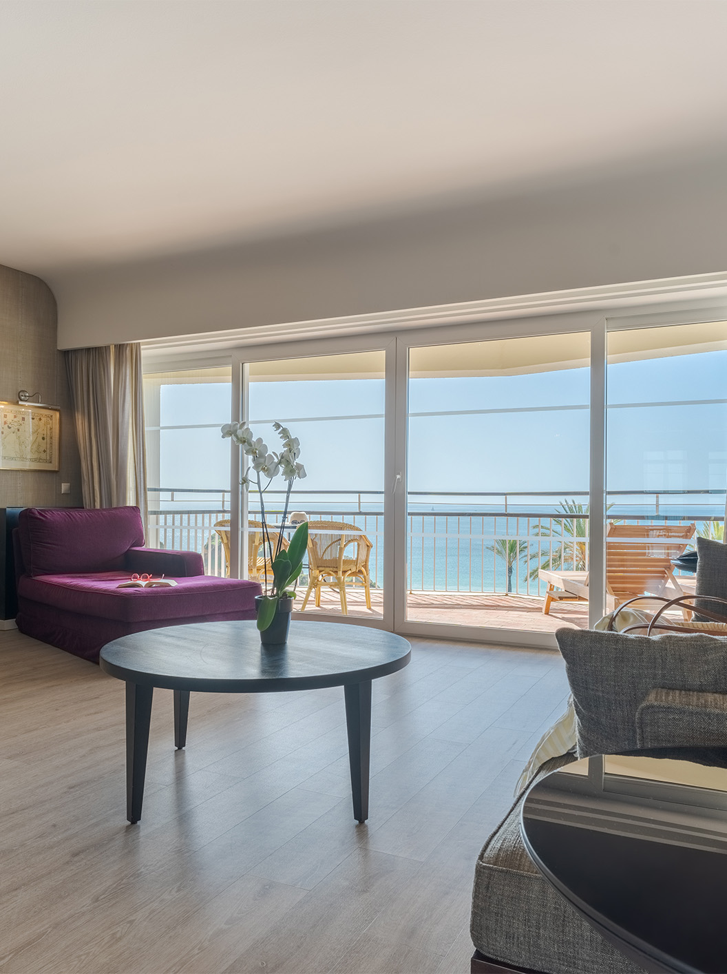 De Suite Luxe met uitzicht op de zee van Pestana Alvor Praia heeft woonkamer met bank, fauteuil, tafel, televisie en balkon