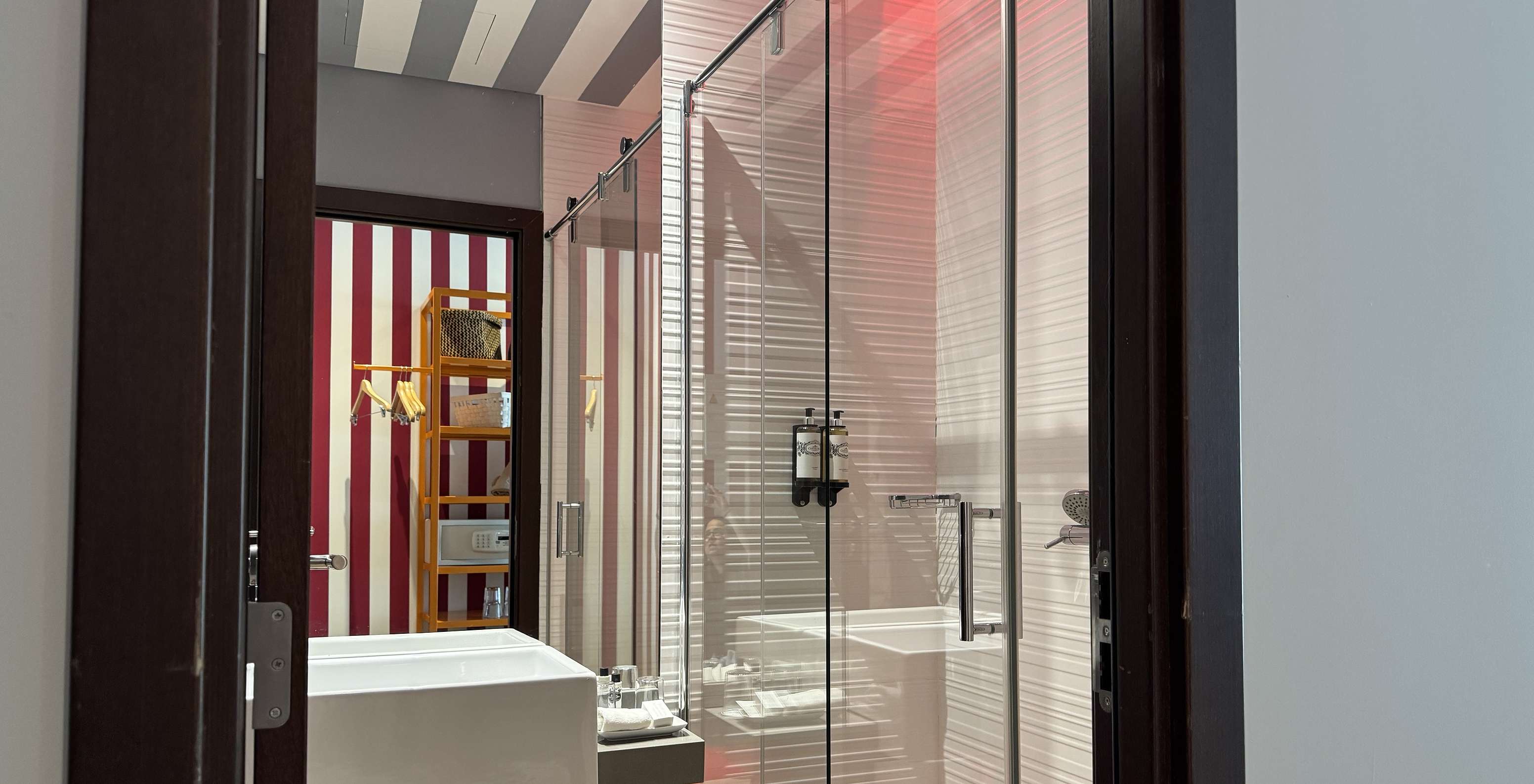 De Deluxe - Exclusief Website van Pestana Alvor South Beach heeft badkamer met douche en wastafel