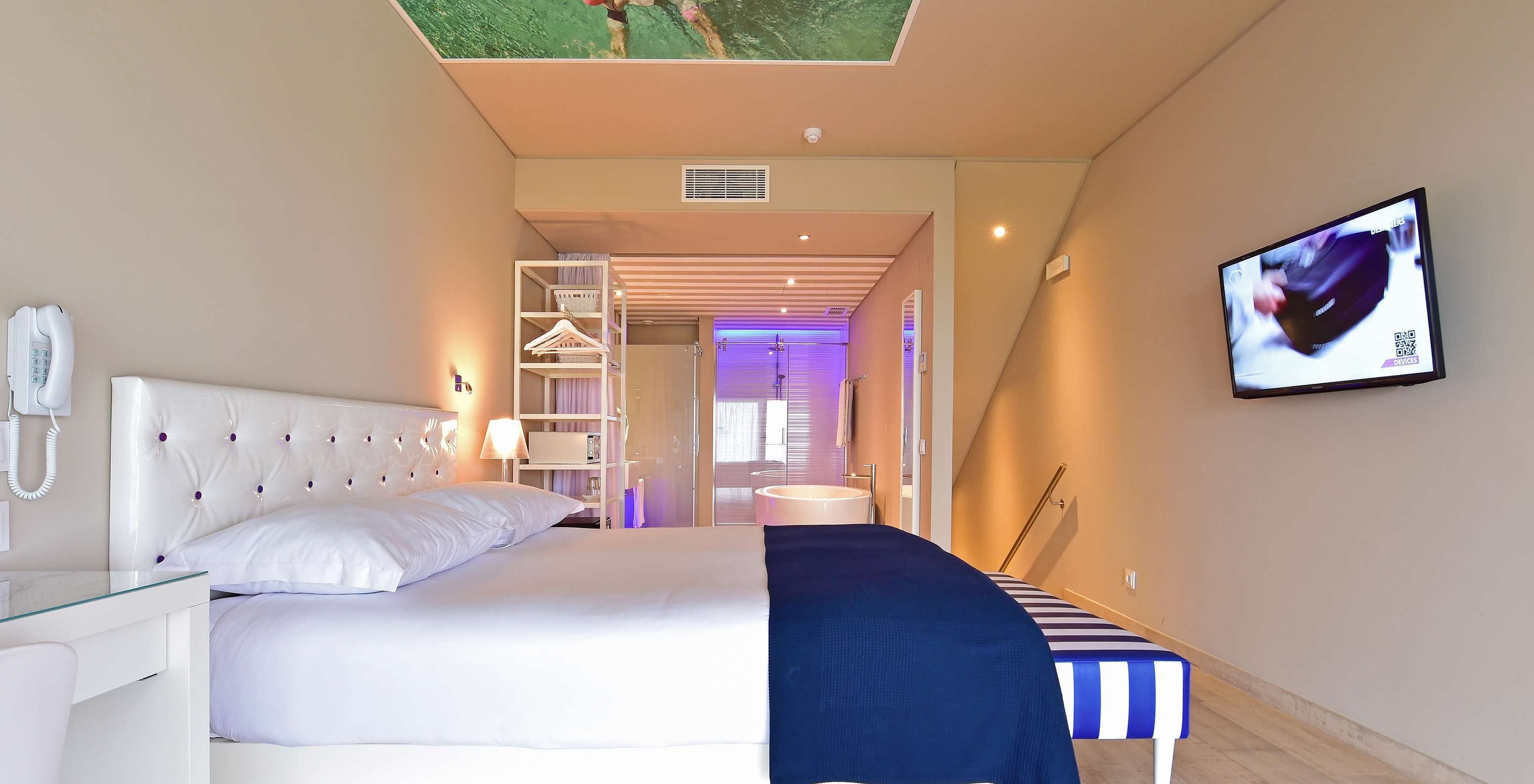 De Deluxe met uitzicht op de zee van Pestana Alvor South Beach heeft een tweepersoonsbed met badkamer in open ruimte