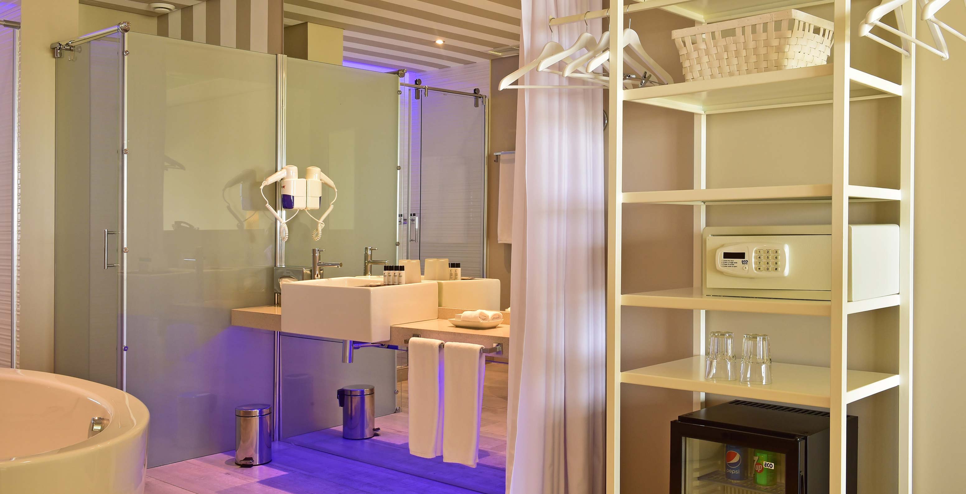 De Double Suite Zeezicht van Pestana Alvor South Beach heeft badkamer met bad voor dompelbaden