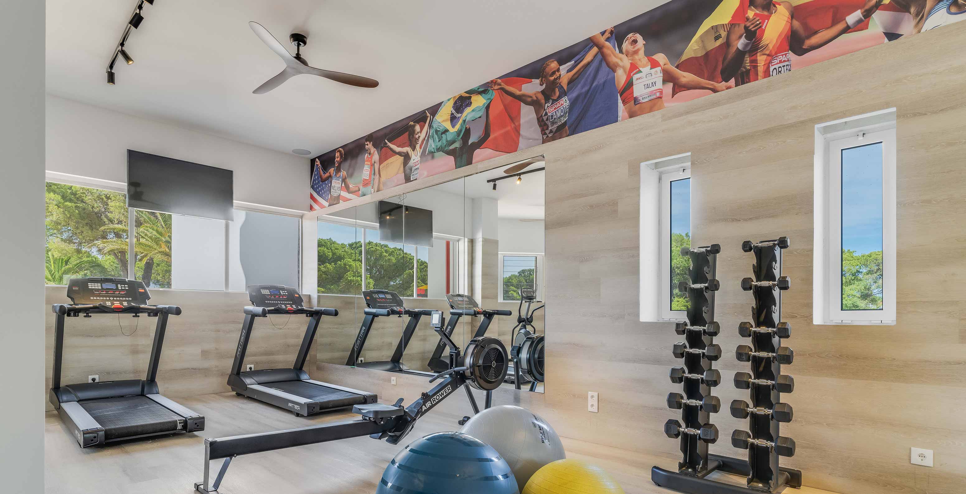 Pestana Blue Alvor Beach, een vijfsterrenhotel met zwembad dicht bij het strand, heeft een fitnessruimte met meerdere loopbanden en halters