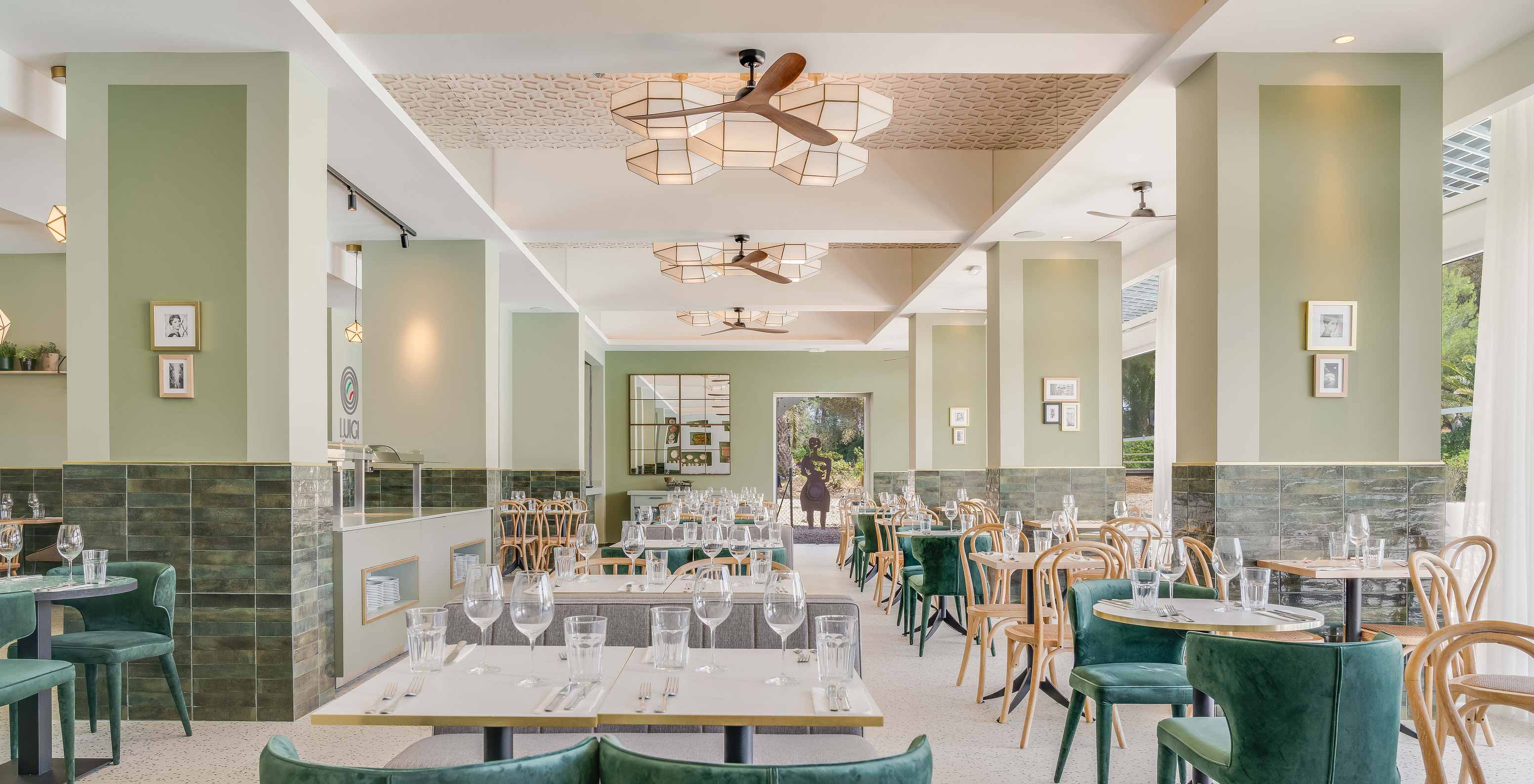 Het Luigi Restaurant, van het all-inclusive hotel in de Algarve, heeft tafels met banken en comfortabele stoelen om te dineren