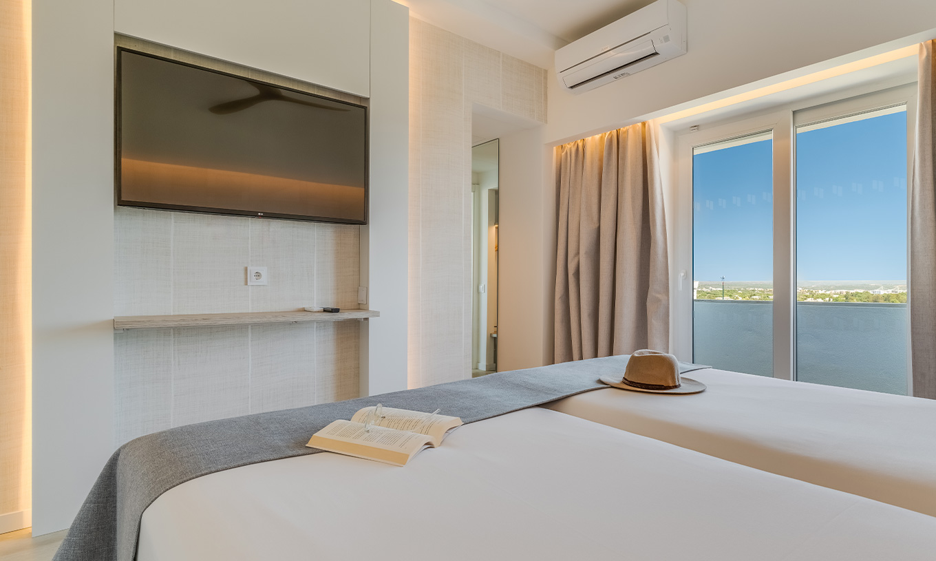 De Klassieke Kamer met Tuinzicht van Pestana Blue Alvor Beach heeft twee bedden, televisie, airco en balkon met uitzicht