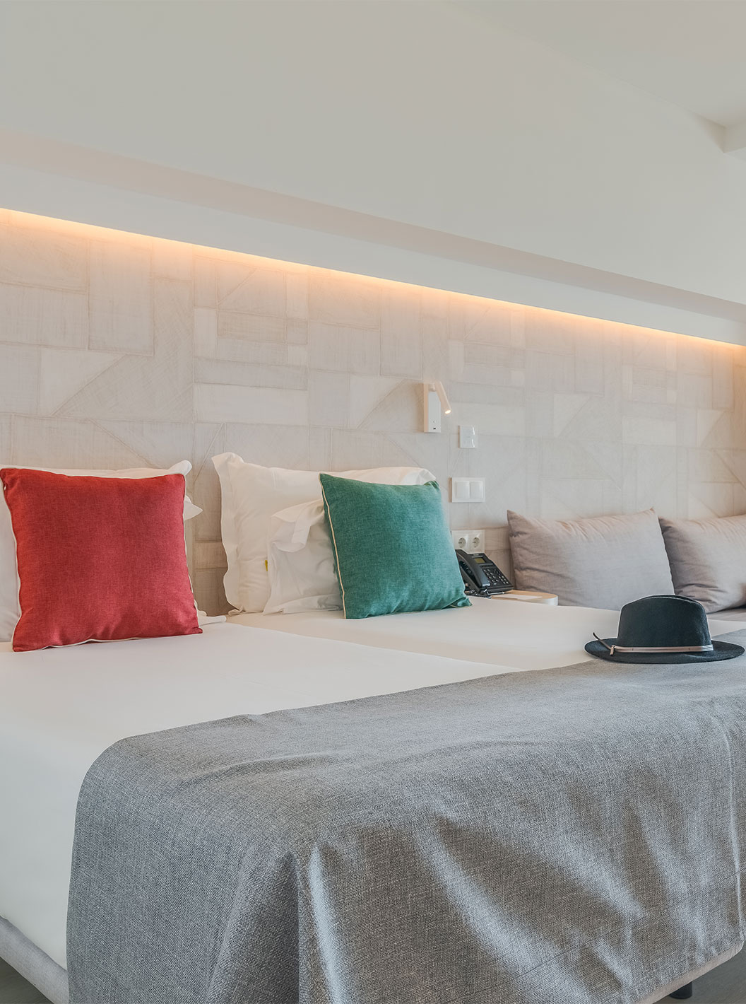 De Klassieke Kamer met Zeezicht van Pestana Blue Alvor Beach heeft twee eenpersoonsbedden met witte lakens en bank