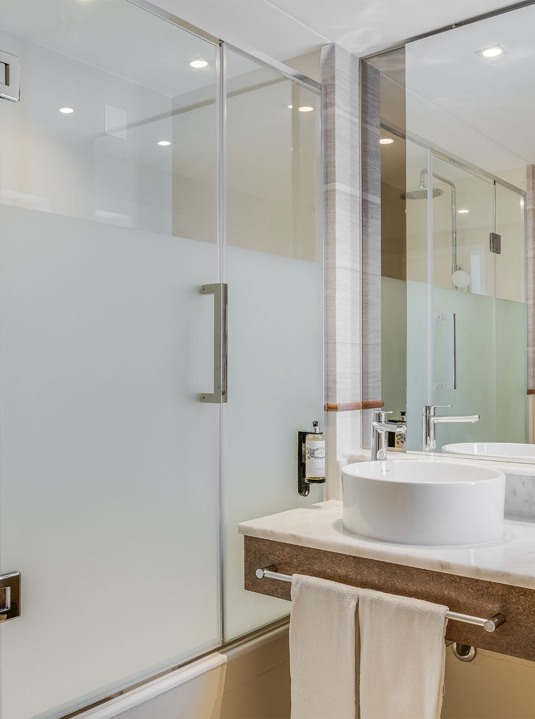 De Superior Familiekamer met Zeezicht van Pestana Blue Alvor Beach heeft badkamer met wastafel, spiegel en douche