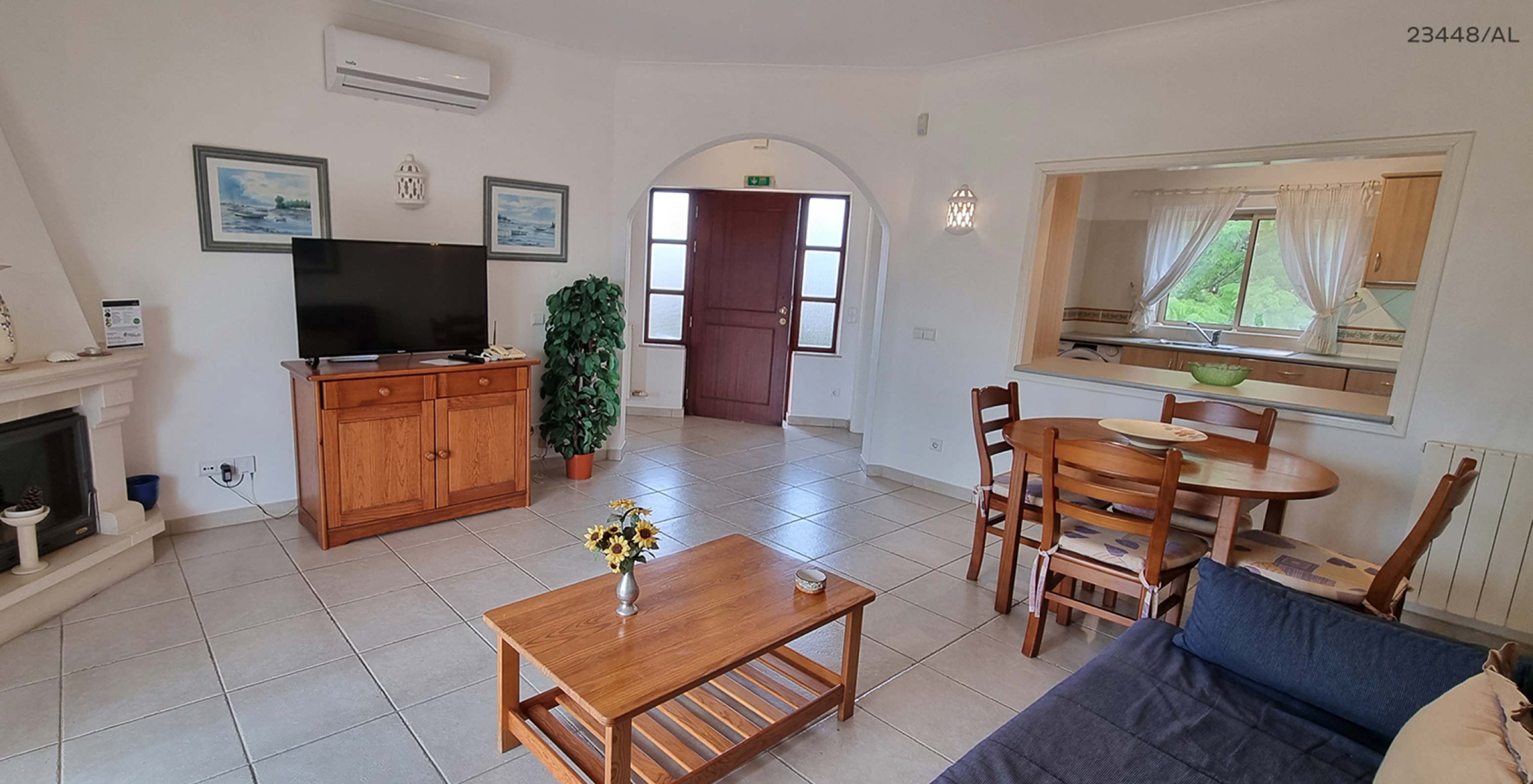Het appartement Pestana Carvoeiro Golf T1 Standard heeft een woonkamer met een bank, tafels, stoelen en een televisie
