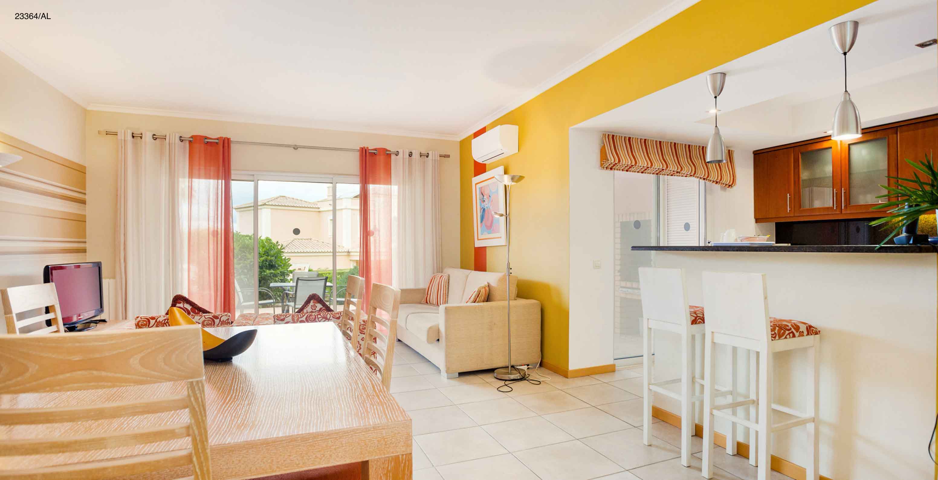 Het appartement Pestana Carvoeiro Golf T1 Standard heeft een open keuken die uitkomt op de eetkamer en woonkamer