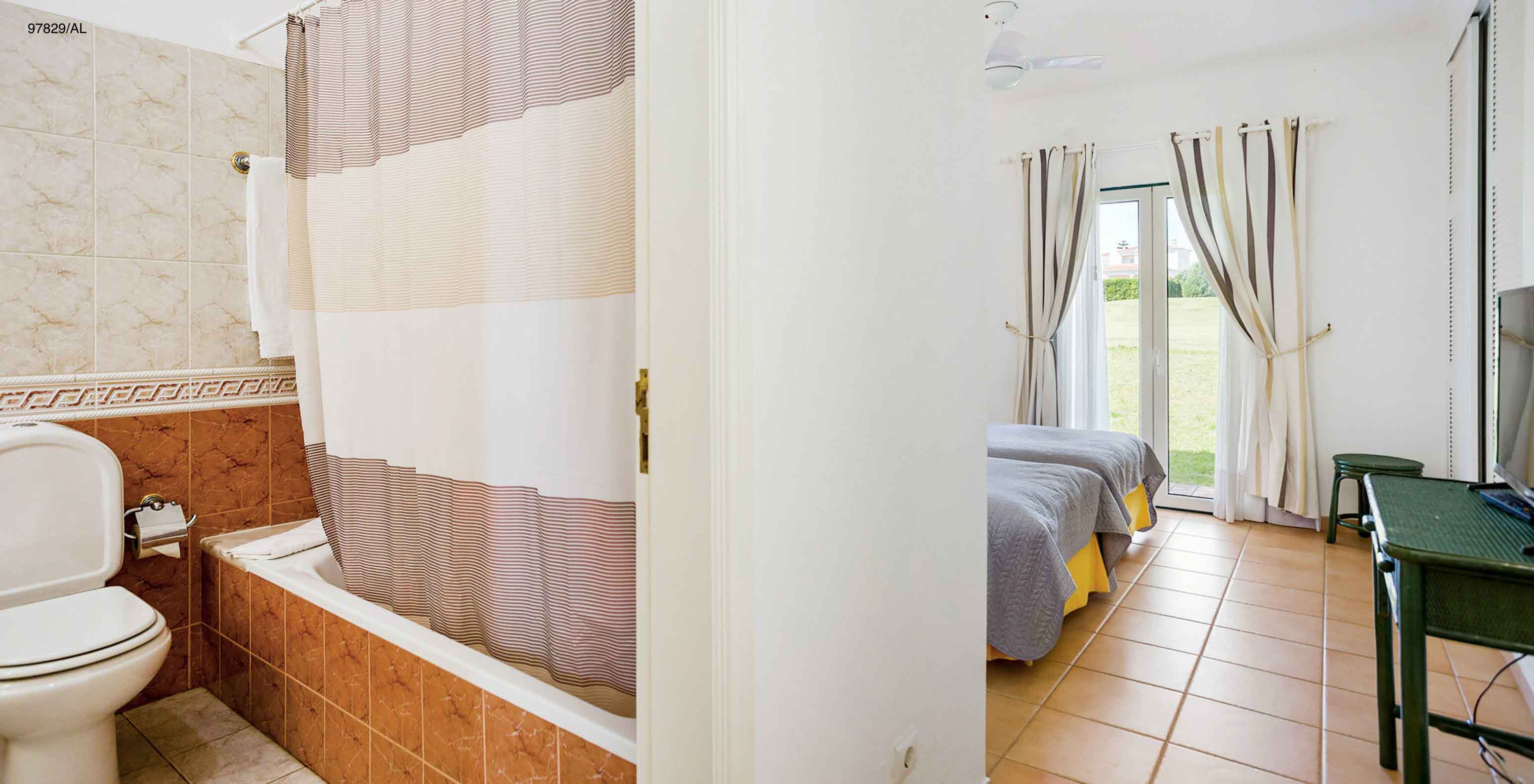 Het appartement Pestana Carvoeiro Golf T2 Standard heeft een badkamer met een bad en toilet