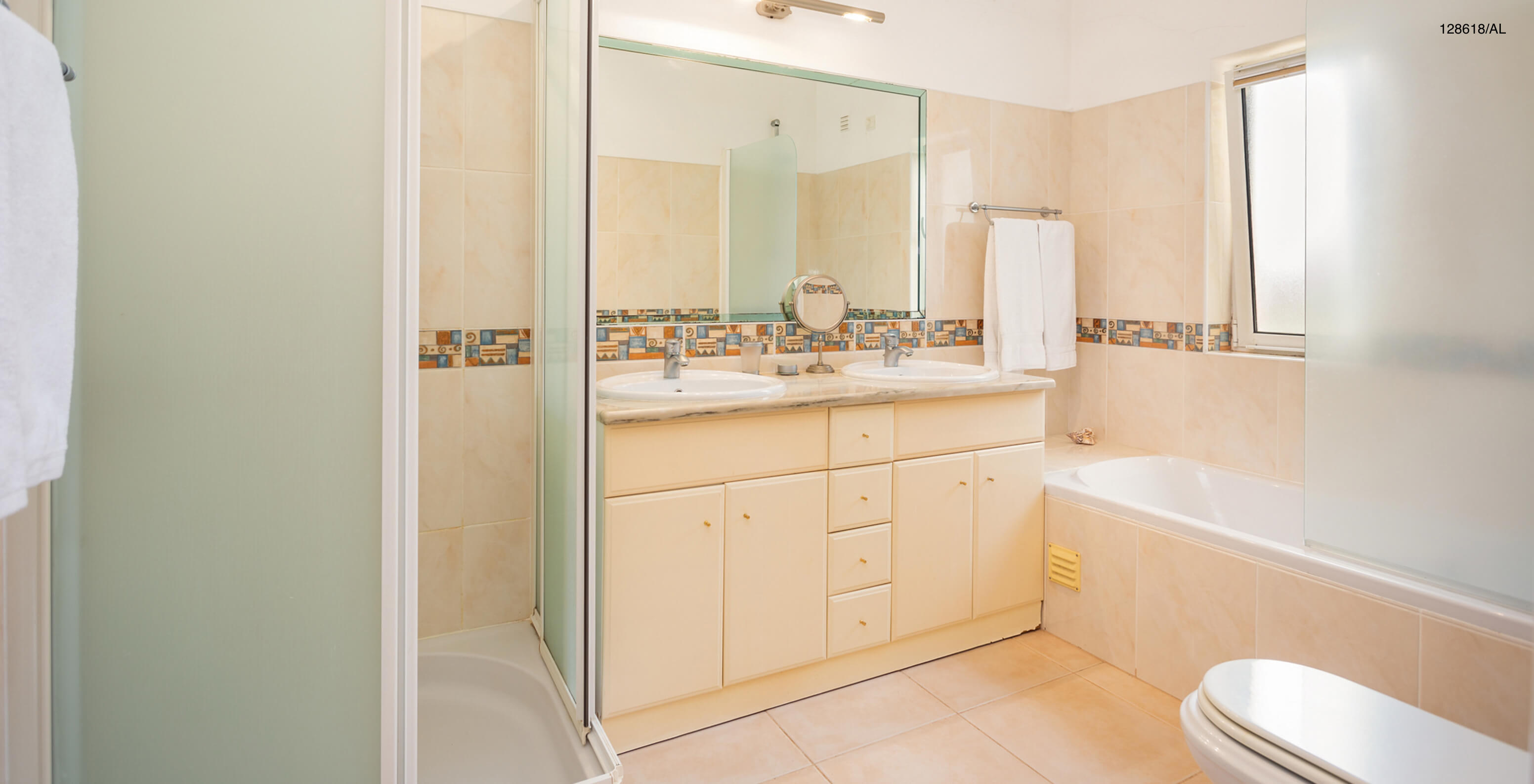 De villa Pestana Carvoeiro Golf V3 Superior heeft een badkamer met een bad, douche en wastafel met spiegel