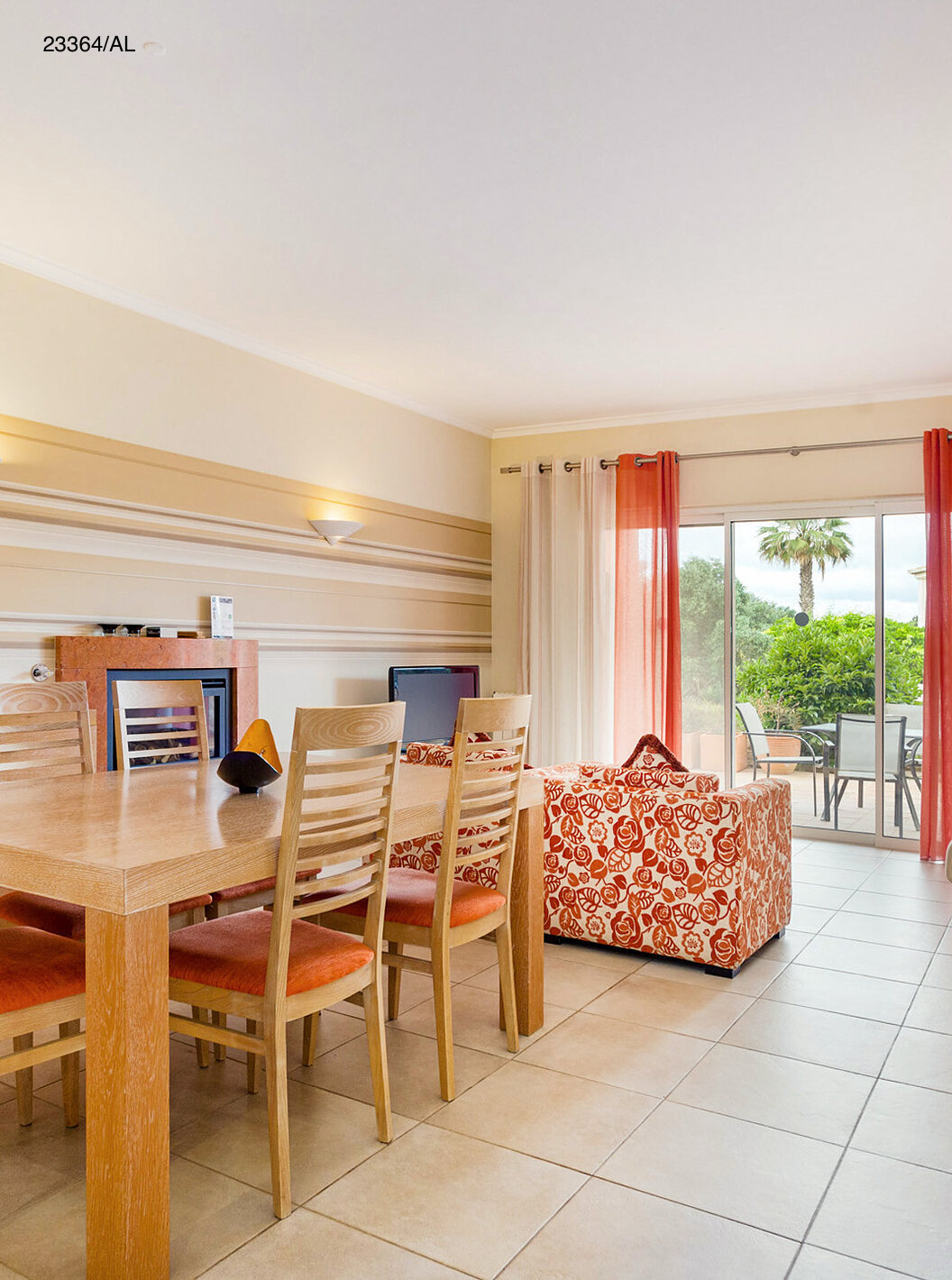 Het appartement Pestana Carvoeiro Golf T1 Standard heeft een eetkamer met vijf stoelen en een bank