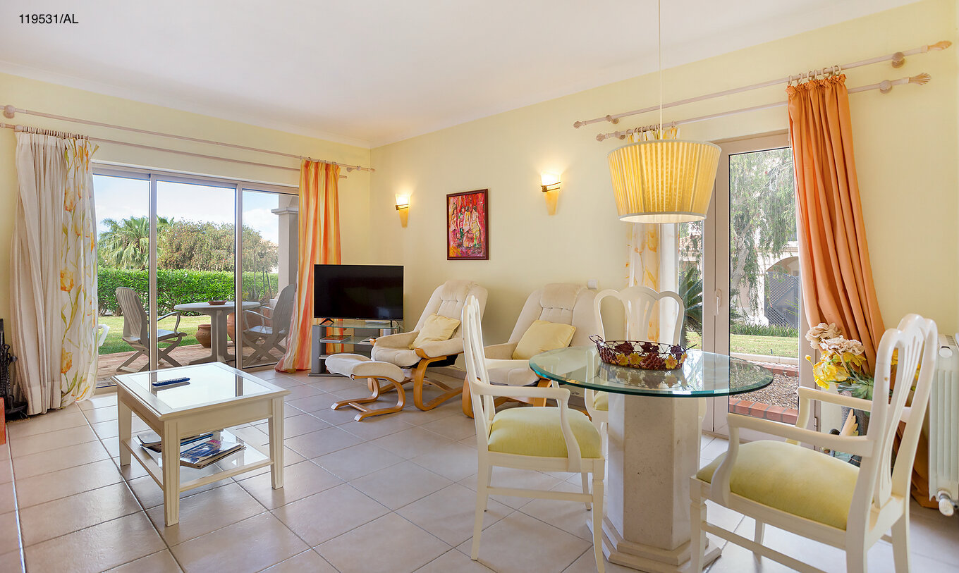 Het appartement Pestana Carvoeiro Golf T1 Standard heeft een woonkamer met een televisie, tafels en stoelen met uitzicht