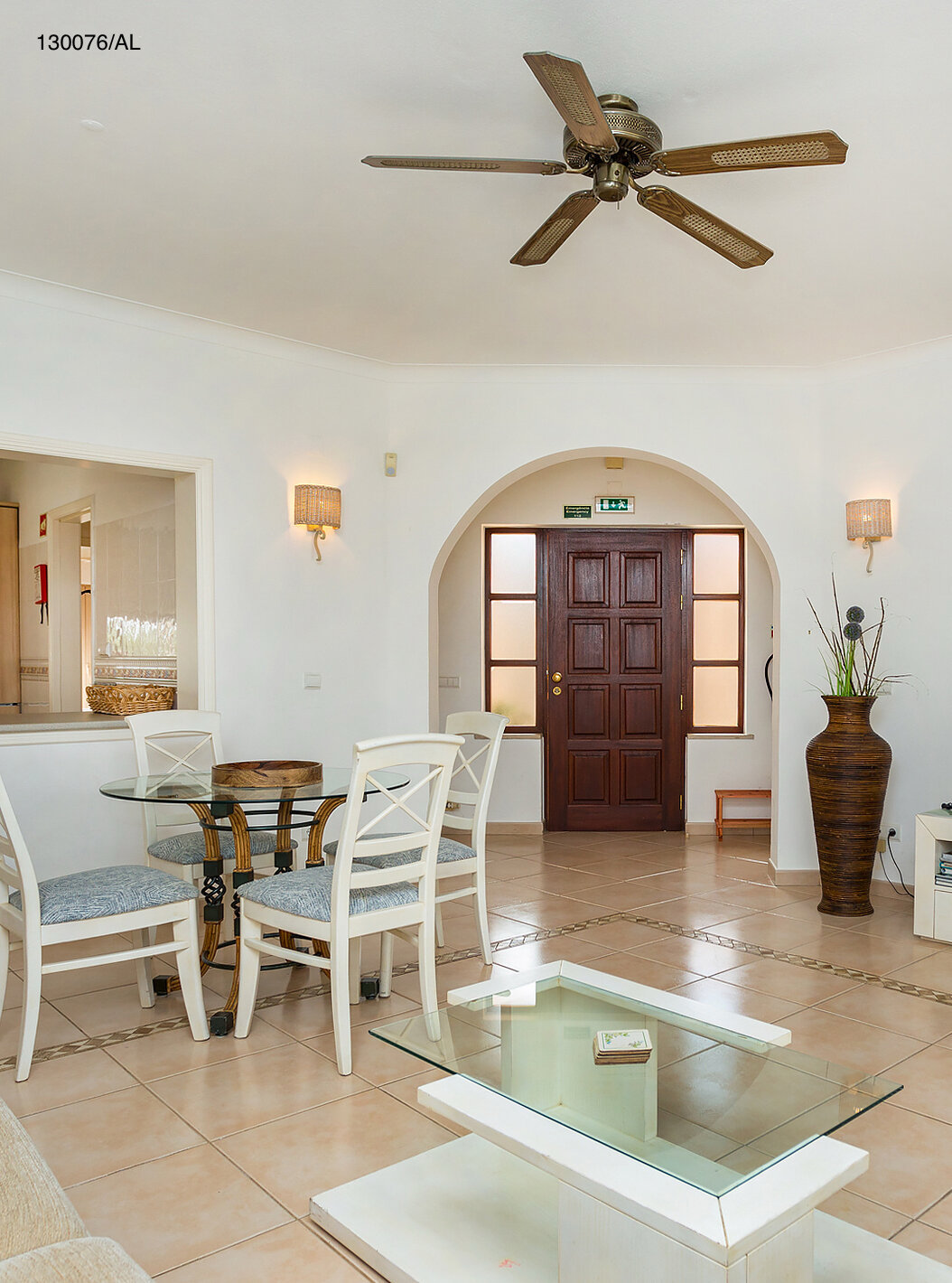 Het appartement Pestana Carvoeiro Golf T2 Standard heeft een woonkamer met uitzicht op de keuken