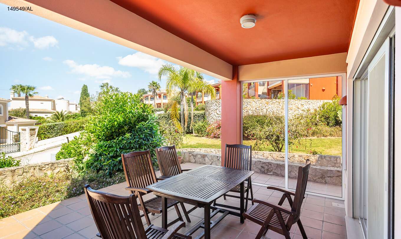 Het appartement Pestana Carvoeiro Golf T2 Superior heeft een balkon met een tafel en zes houten stoelen