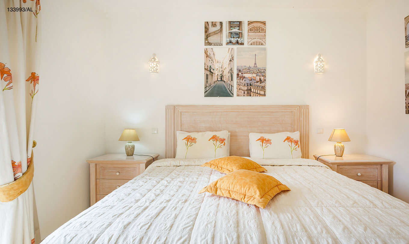 Het appartement Pestana Carvoeiro Golf T2 Superior heeft een slaapkamer met een tweepersoonsbed en twee nachtkastjes