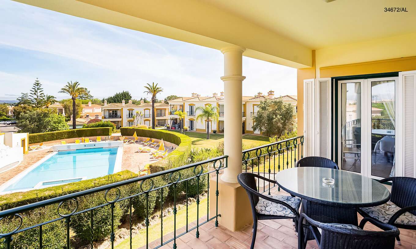 Het appartement Pestana Carvoeiro Golf T2 Superior heeft een balkon met uitzicht op het zwembad en de tuin