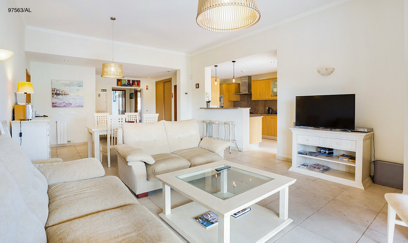 Het appartement Pestana Carvoeiro Golf T3 Superior heeft een woonkamer met twee beige banken, een salontafel en een televisie