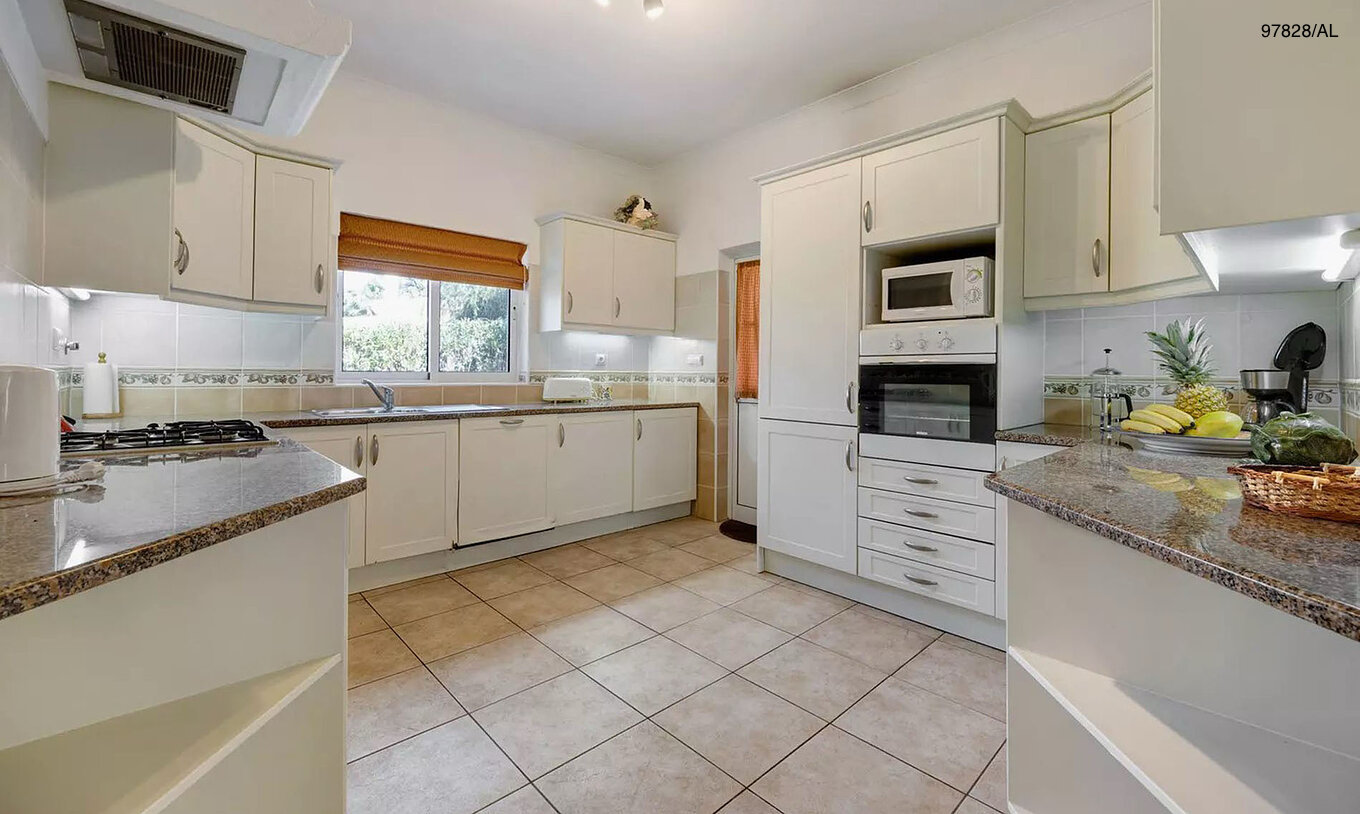 De villa Pestana Carvoeiro Golf V3 Standard heeft een keuken met witte kasten en apparatuur