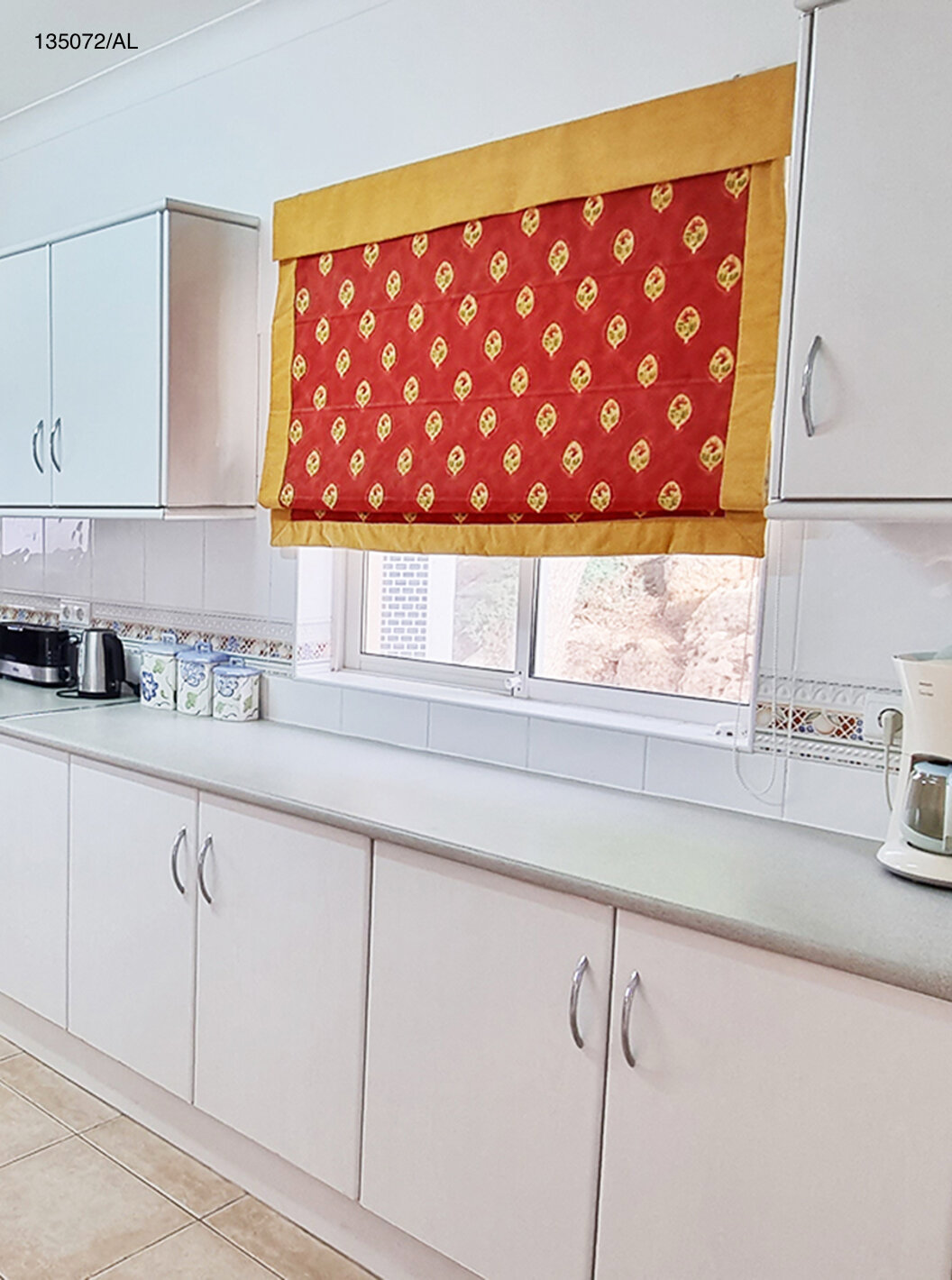 De villa Pestana Carvoeiro Golf V3 Standard heeft een keuken met witte kasten en apparatuur