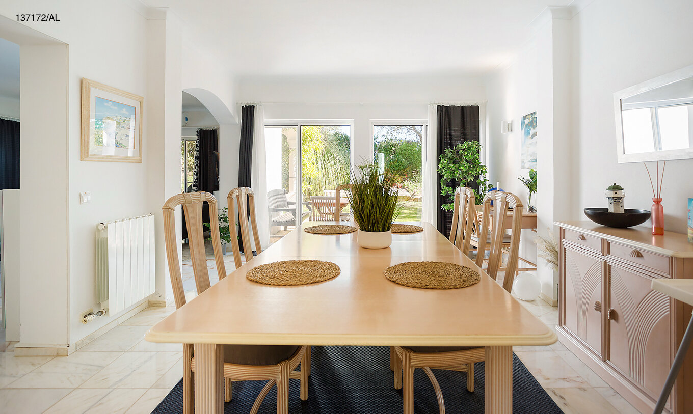 De villa Pestana Carvoeiro Golf V3 Standard heeft een eetkamer met een grote houten tafel en stoelen