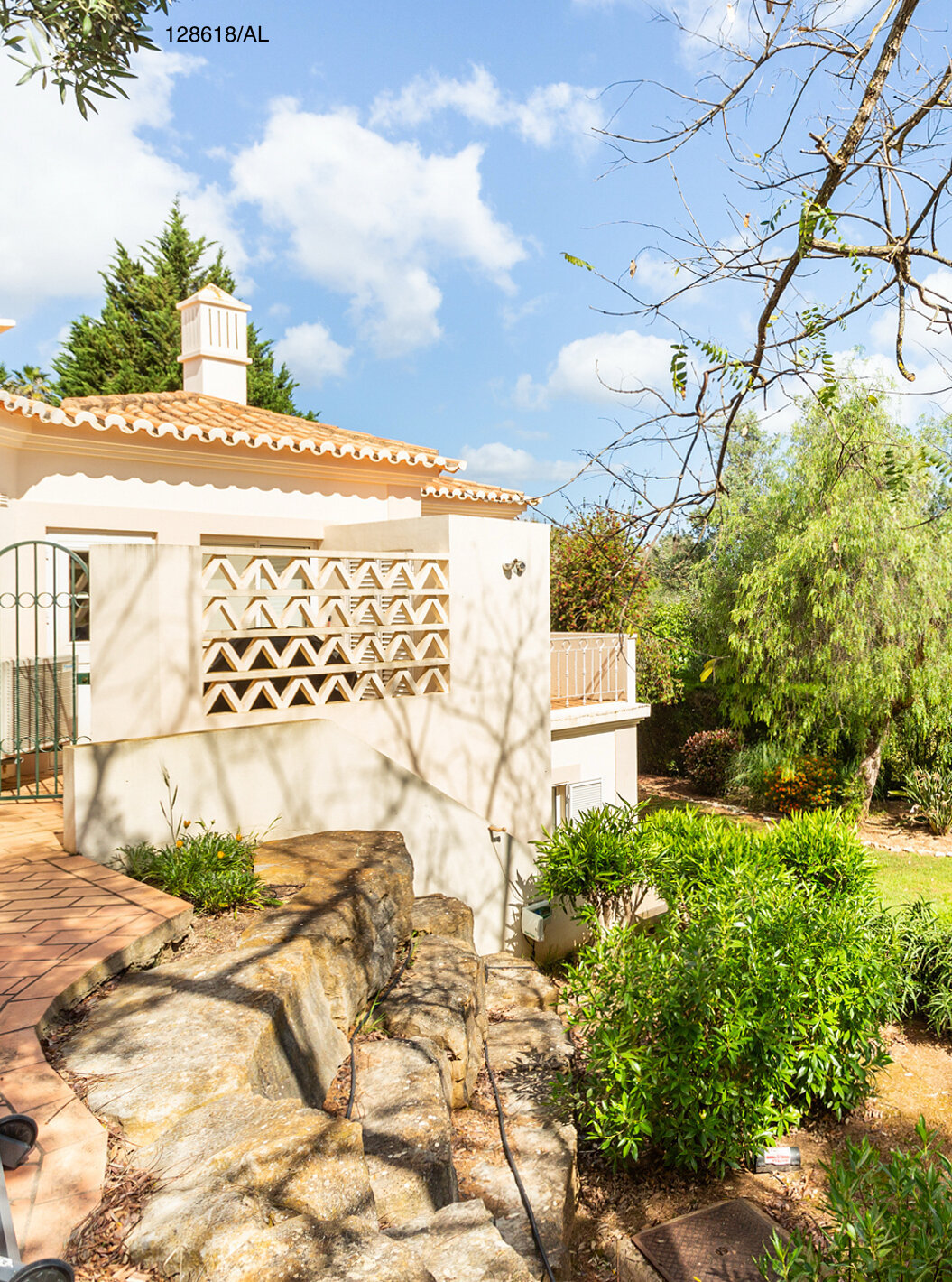 De villa Pestana Carvoeiro Golf V3 Superior heeft een buitenruimte met een gazon en bomen