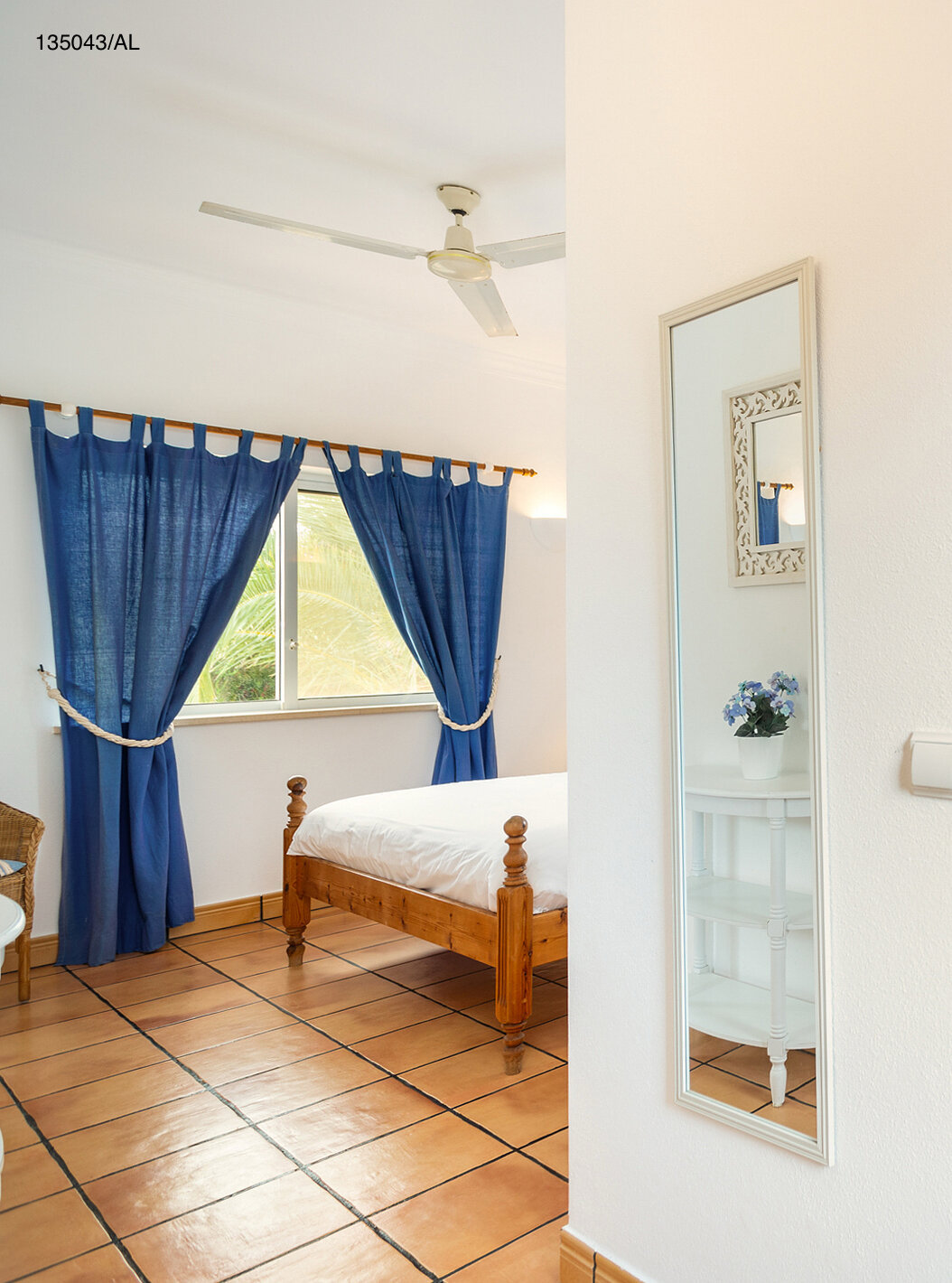 De villa Pestana Carvoeiro Golf V4 Standard heeft een slaapkamer met badkamer en spiegel