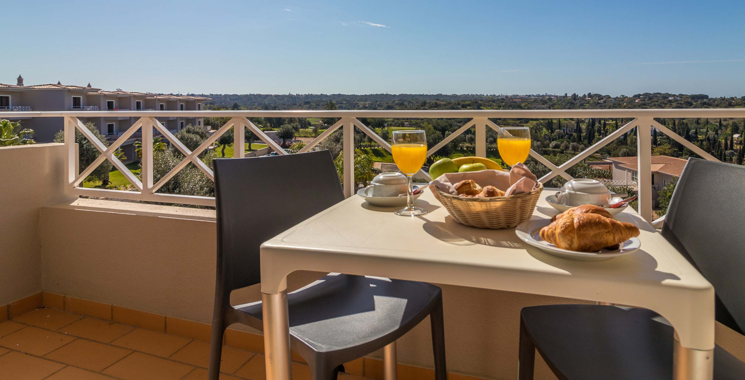 De studio van Pestana Gramacho Residences heeft een buitentafel in een zonnige, groene omgeving