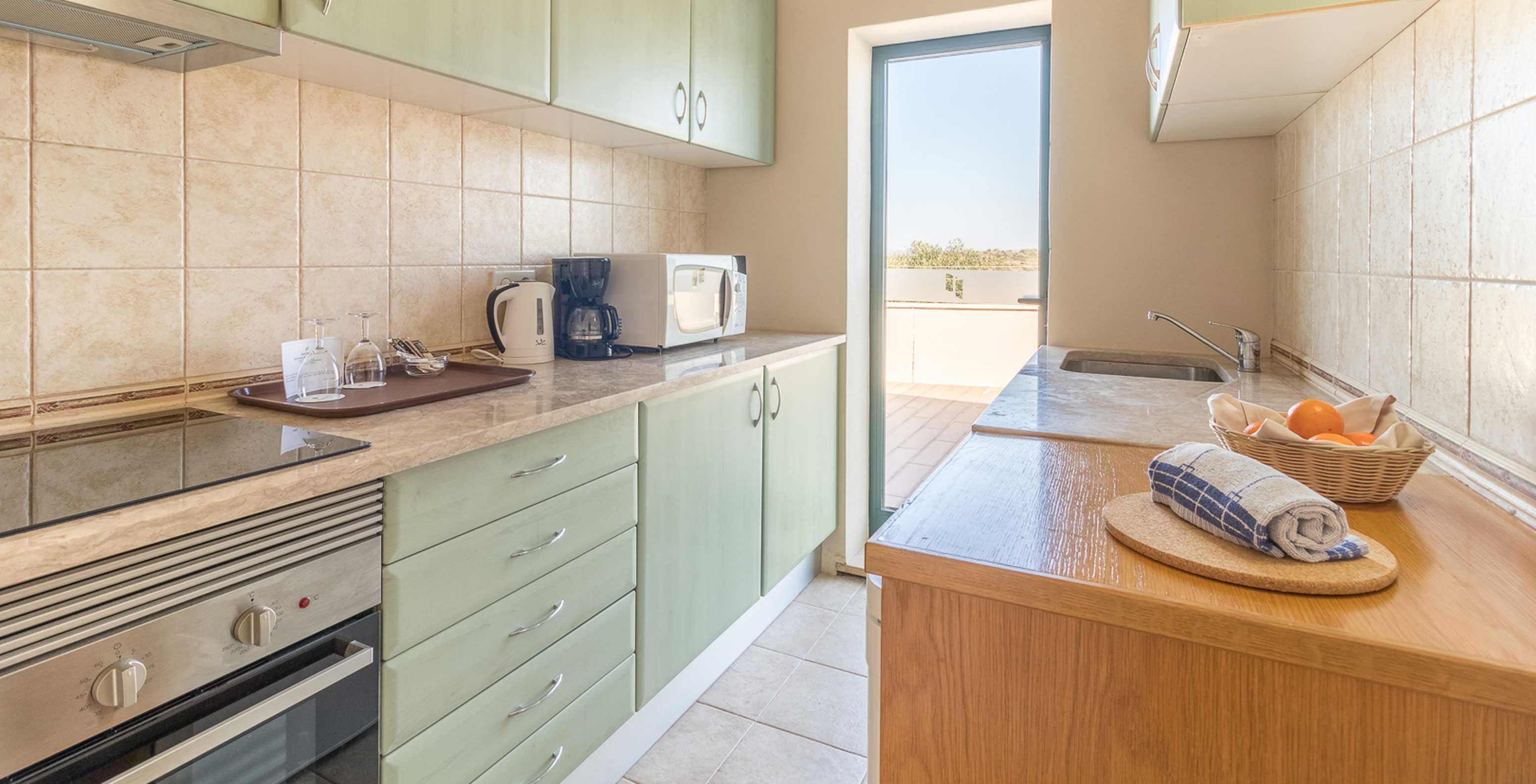 De studio van Pestana Gramacho Residences heeft een moderne keuken met apparaten en toegang tot het balkon