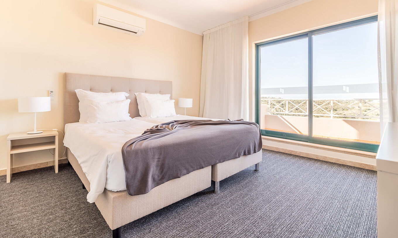 Het éénslaapkamerappartement bij Pestana Gramacho heeft een moderne kamer met groot bed, ramen en daglicht