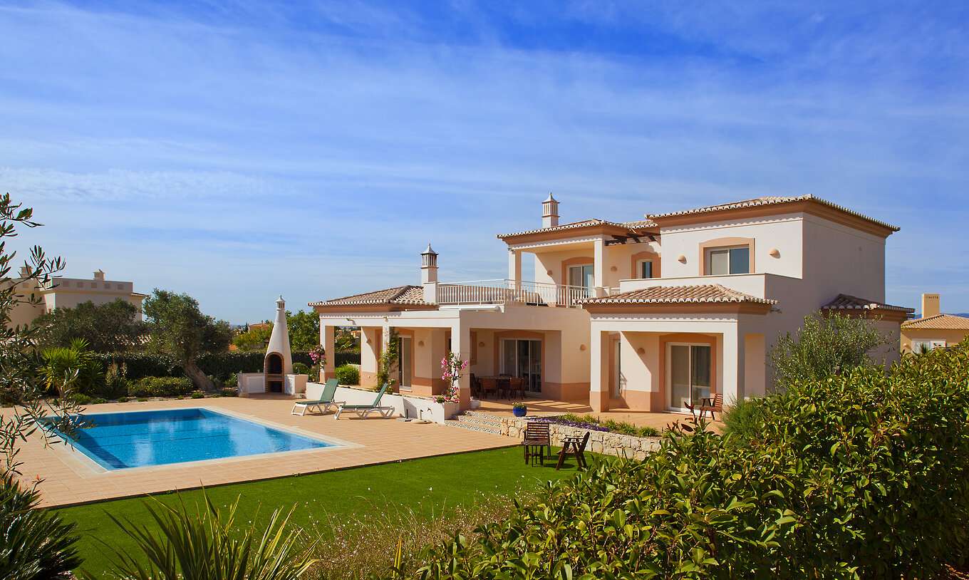 De Villa V3 van Pestana Gramacho Residences heeft een privé-tuin met barbecue, zwembad, ligstoelen en stoelen