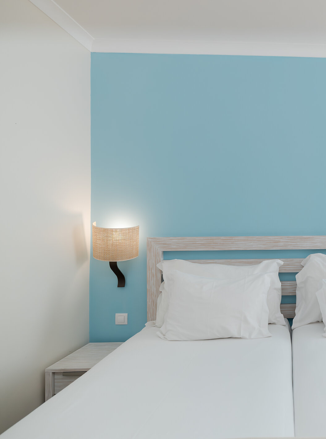 De Deluxe Tuinzicht van Pestana Viking heeft twee bedden, twee nachtkastjes en blauw behang