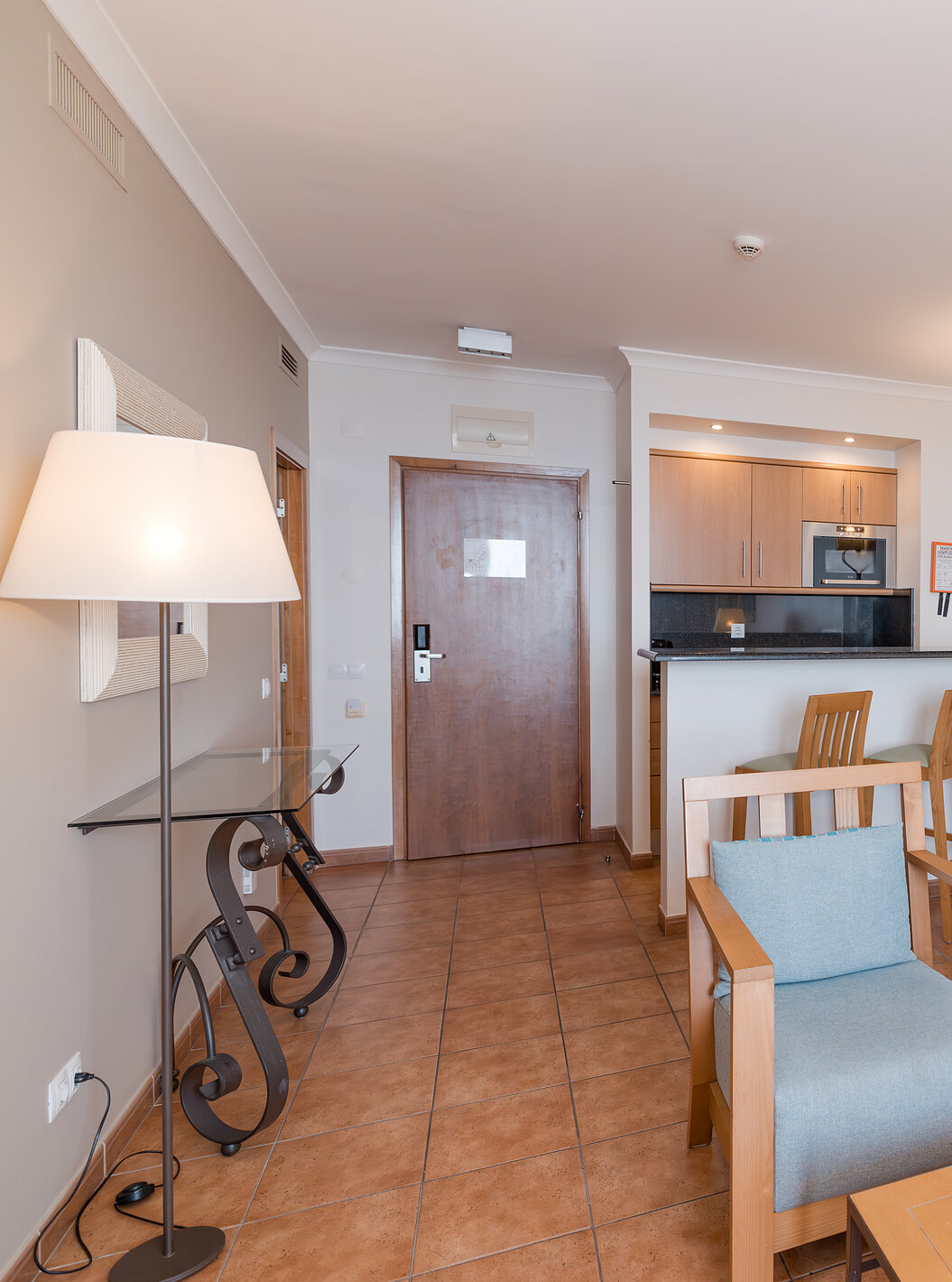 De Superior Suite Zeezicht van Pestana Viking heeft een woonkamer met bank, stoelen en keuken met magnetron