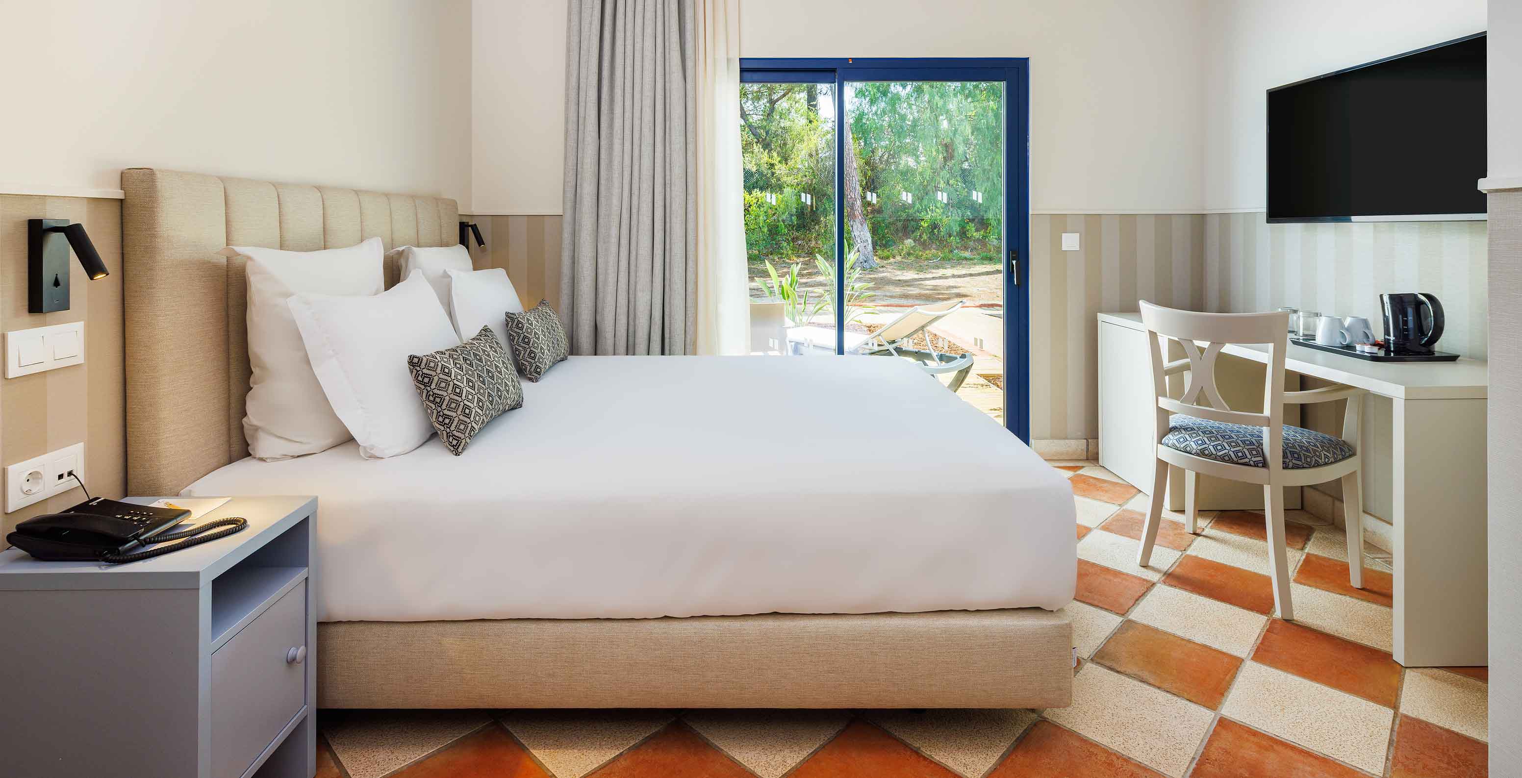 De Klassiek tuinzicht kamer van Pestana Vila Sol - Vilamoura heeft een tweepersoonsbed, bureau met stoel en raam met balkon