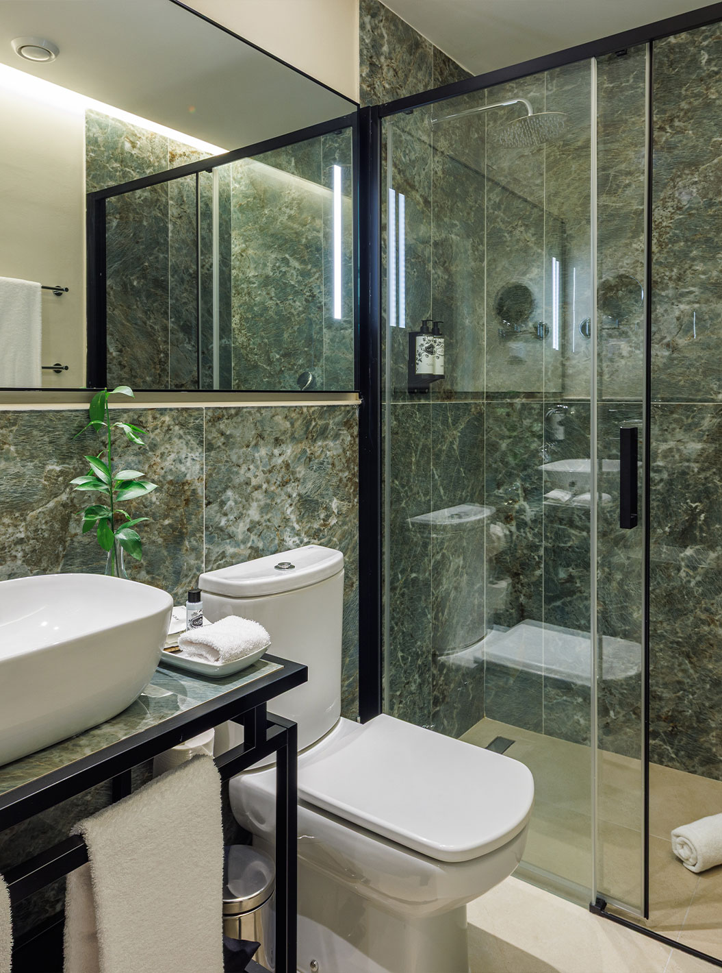 De Family Garden View bij Pestana Vila Sol - Vilamoura heeft een groene marmeren badkamer met wc, wastafel en douche