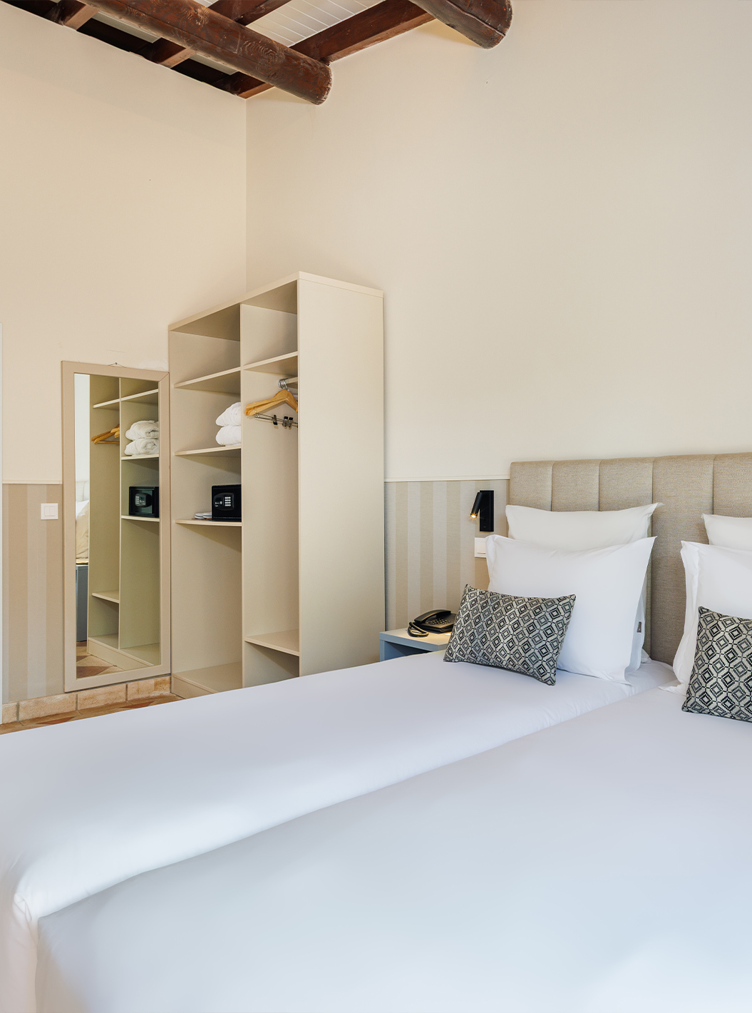 De Family Garden View bij Pestana Vila Sol - Vilamoura heeft twee eenpersoonsbedden, spiegel en badkamer