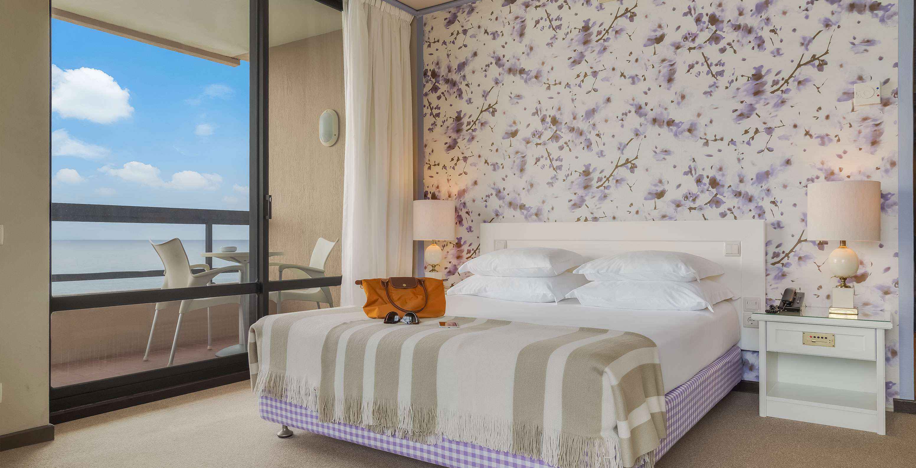 Standard Zeezicht van Pestana Bahia Praia heeft tweepersoonsbed met 4 kussens en balkon met uitzicht op zee