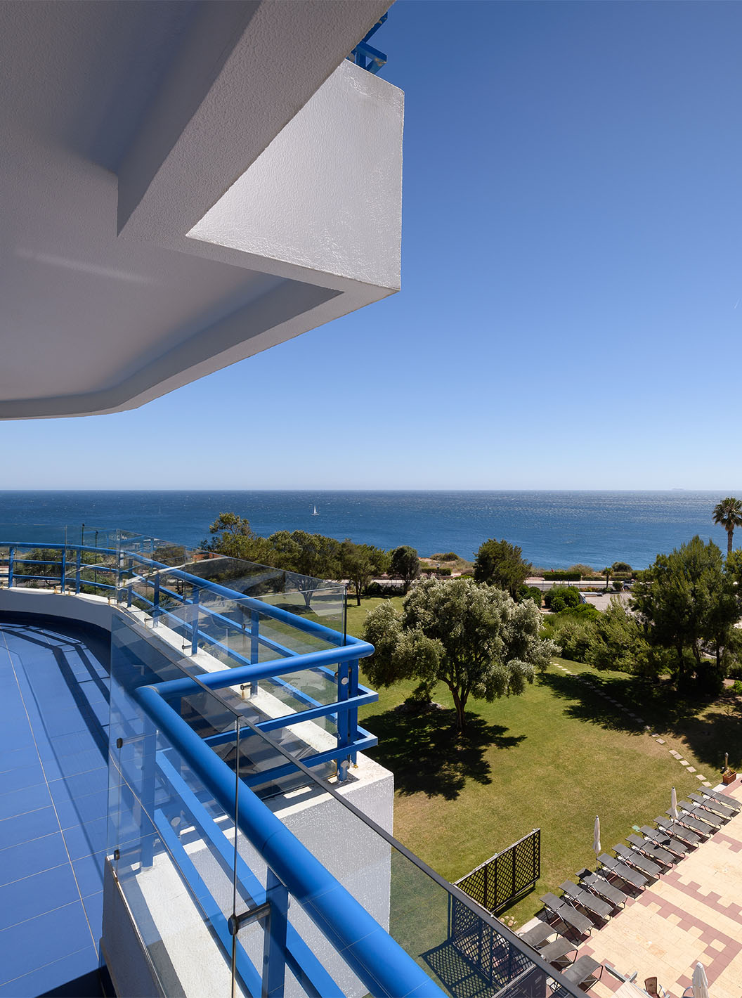 De Deluxe Superior Kamer met Zeezicht van Pestana Cascais heeft een balkon met uitzicht op de zee van Cascais
