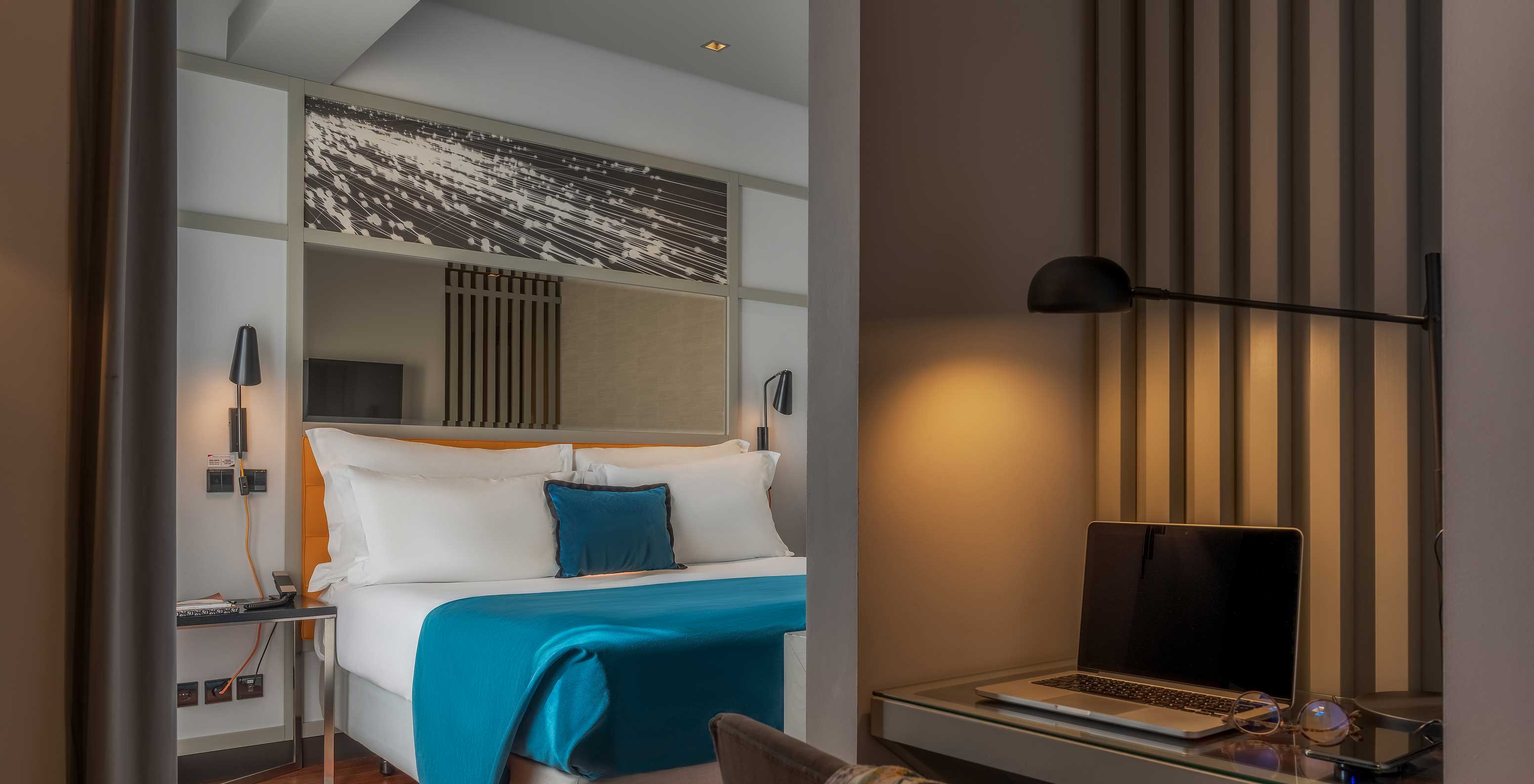 De CR7 Superior Rooftop heeft een bureau en een tweepersoonsbed in Pestana CR7 Lisboa