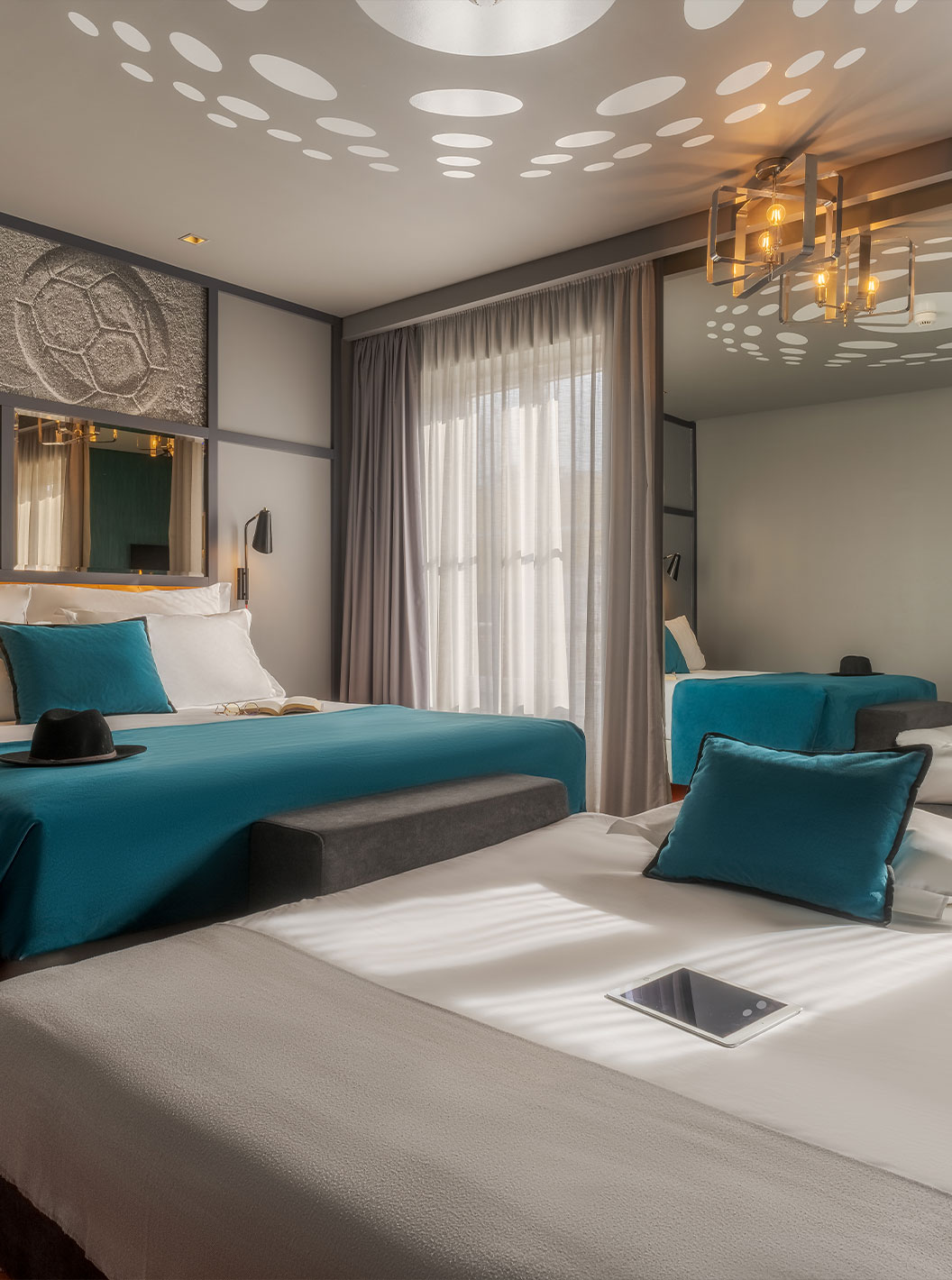 De CR7 Familie Hat-Trick van Pestana CR7 Lisboa heeft twee bedden: een tweepersoonsbed en een slaapbank