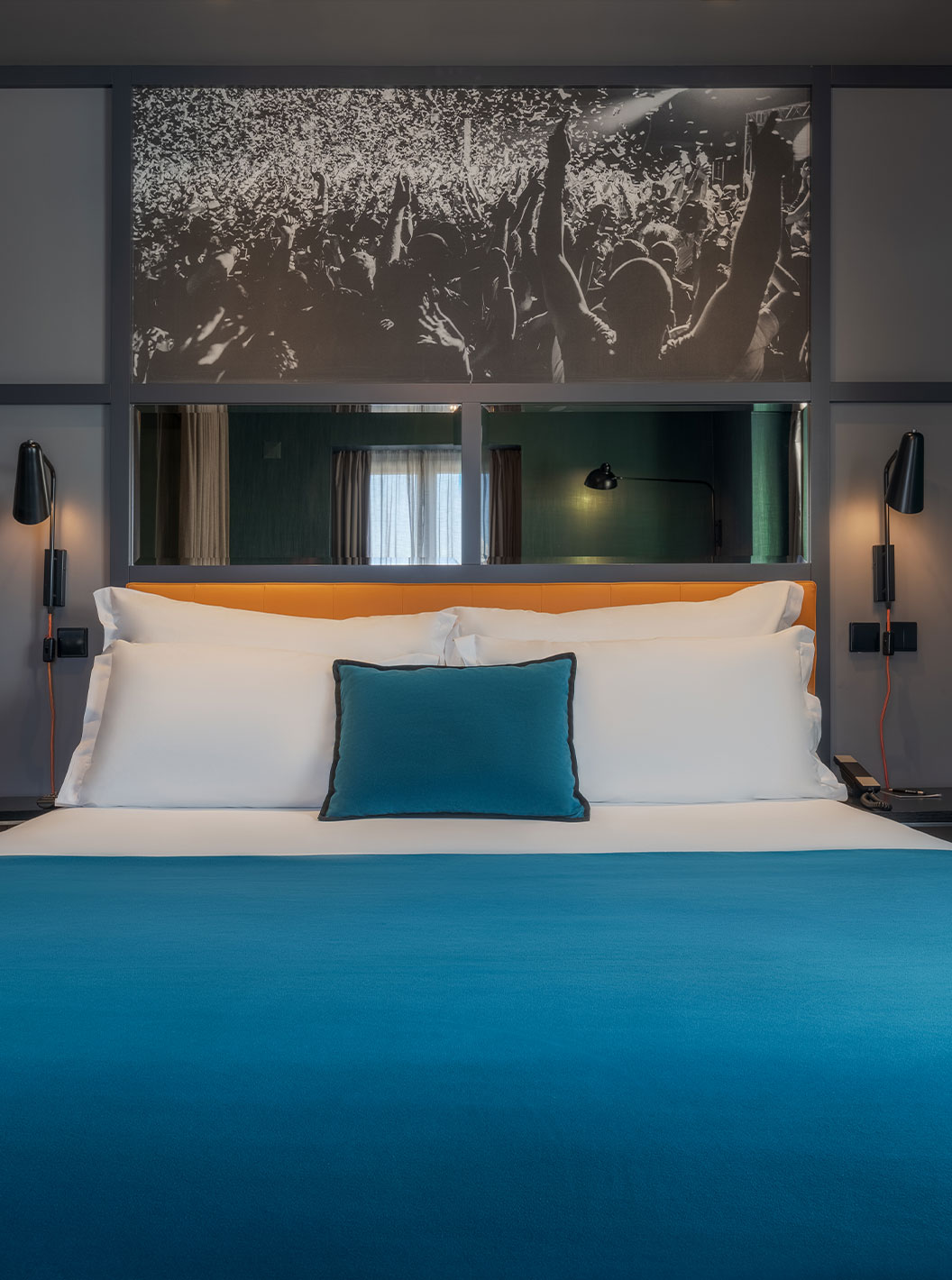 De CR7 Superior Corner van Pestana CR7 Lisboa heeft een tweepersoonsbed en een spiegel boven het bed