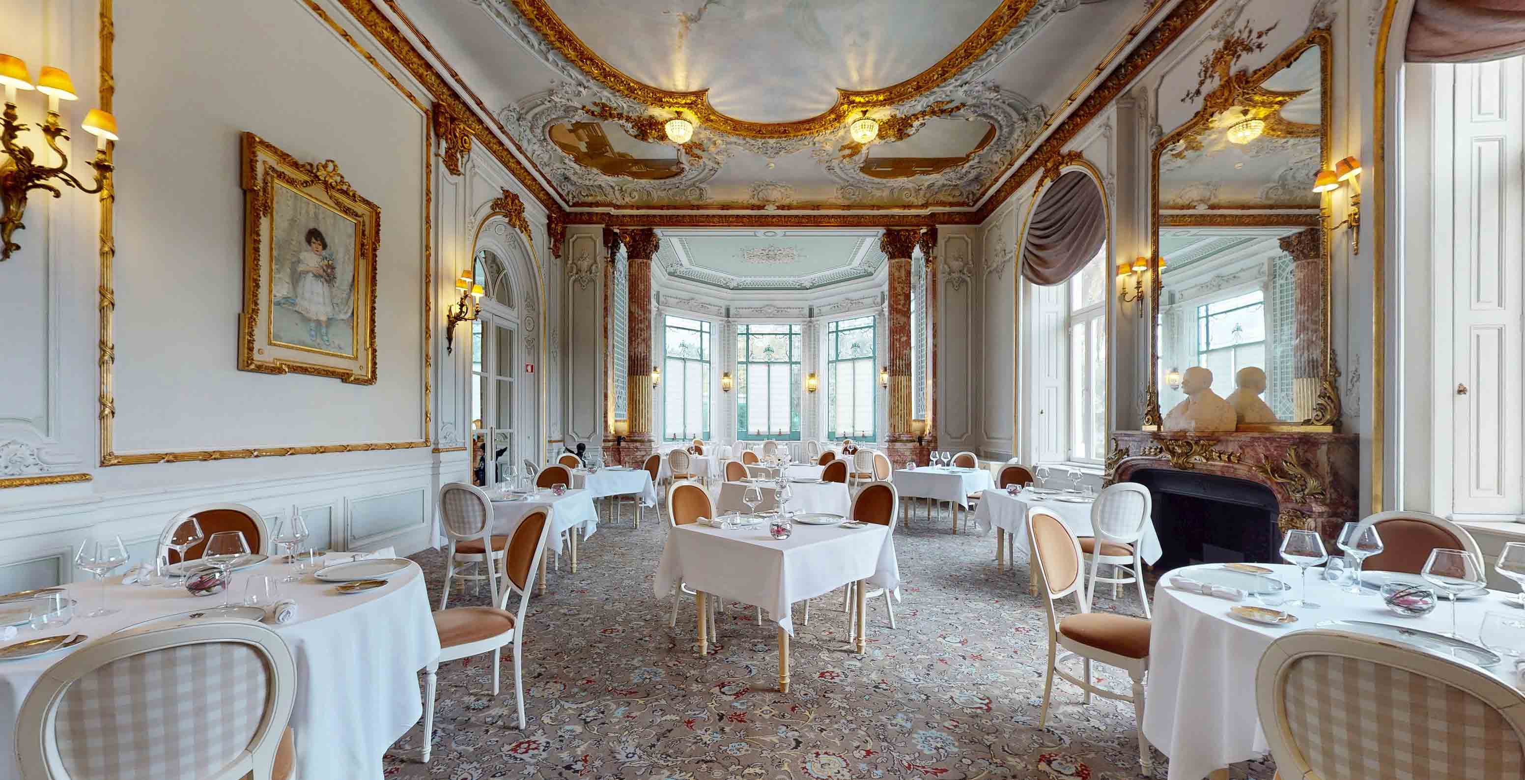 Restaurant Valle Flôr in het 5-sterrenhotel, Nationaal Monument, heeft een elegante zaal met ronde tafels en stoelen