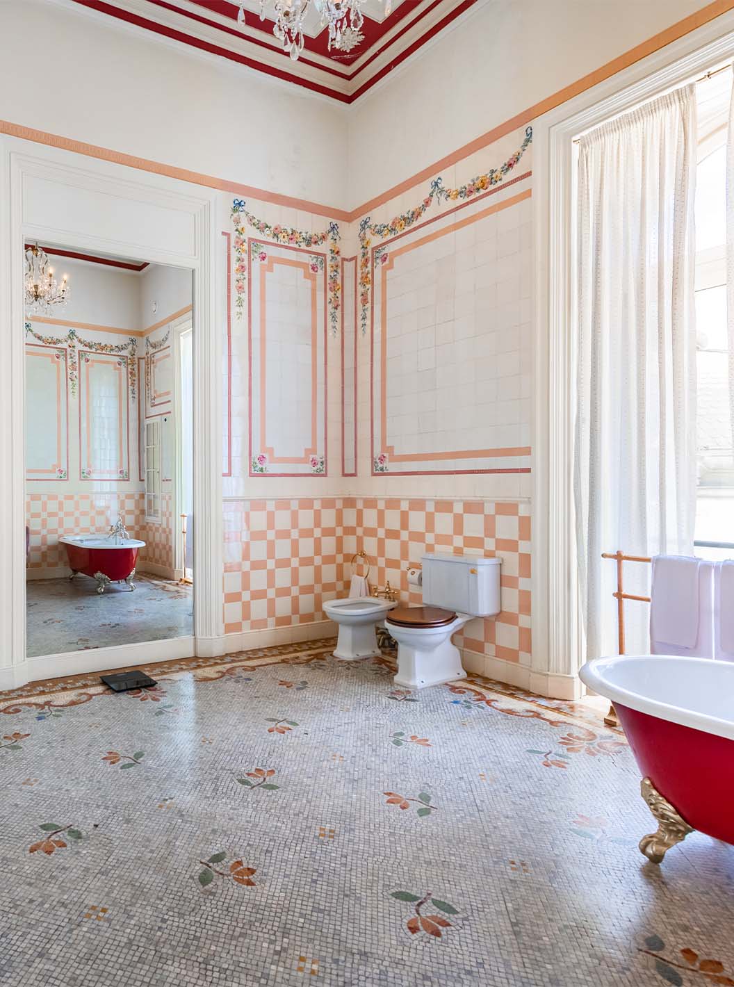 De Suite D. Amélia van Pestana Palace Lisboa heeft een grote badkamer met tegels, raam, ligbad, douche en spiegel